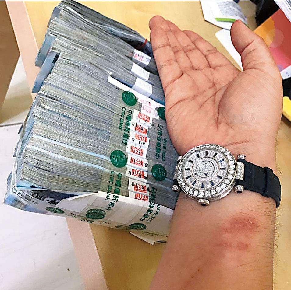 耳鼻喉科名醫邱怡喬臉書署名法保邱,常PO大疊現金與滿天星鑽表,炫富行徑相當高調。(翻攝法保