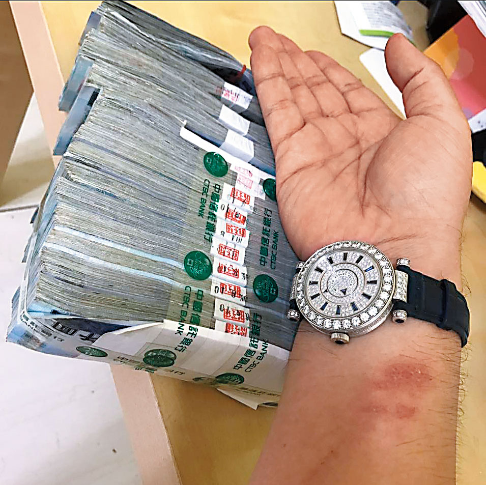 耳鼻喉科名醫邱怡喬臉書署名法保邱，常PO大疊現金與滿天星鑽表，炫富行徑相當高調。（翻攝法保