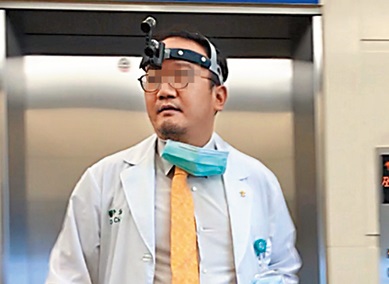 安南醫院耳鼻喉科主治醫師邱怡喬醫術高明，作風相當高調、炫富。（讀者提供）