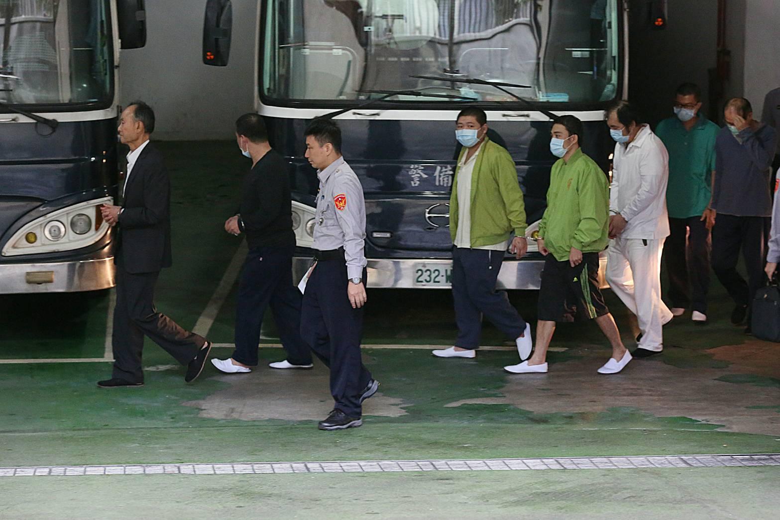 趙藤雄（左1）遭提訊，北檢10點半說明起訴內容。