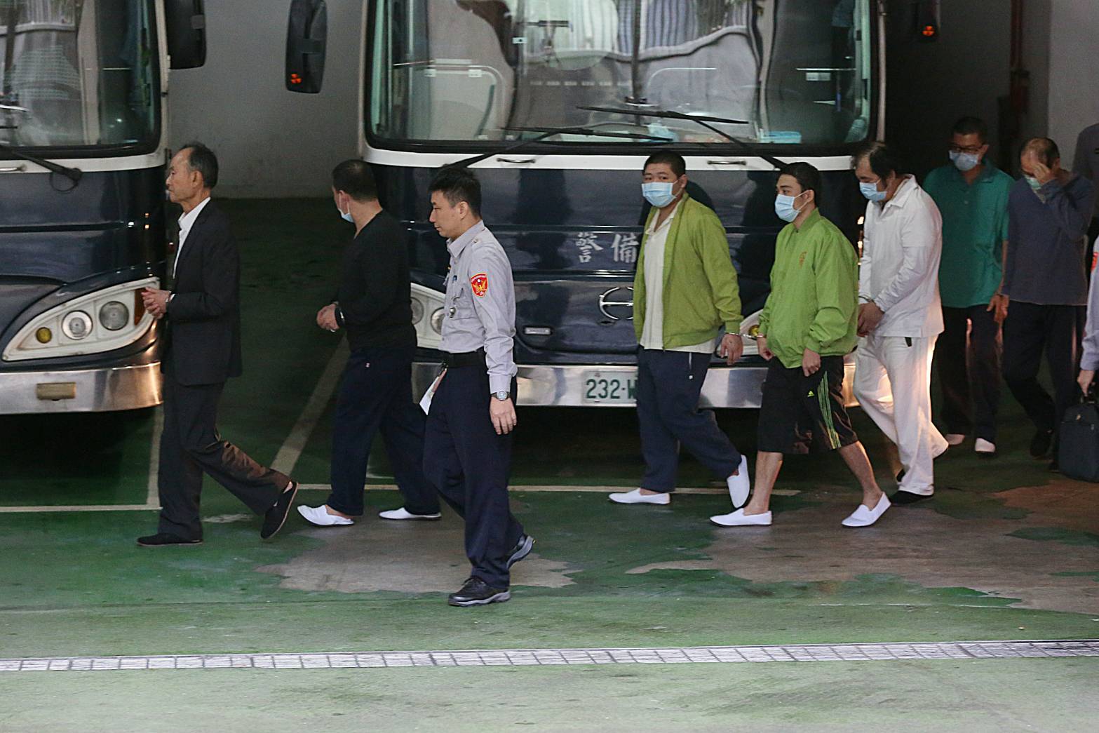 趙藤雄（左1）遭提訊，北檢10點半說明起訴內容。