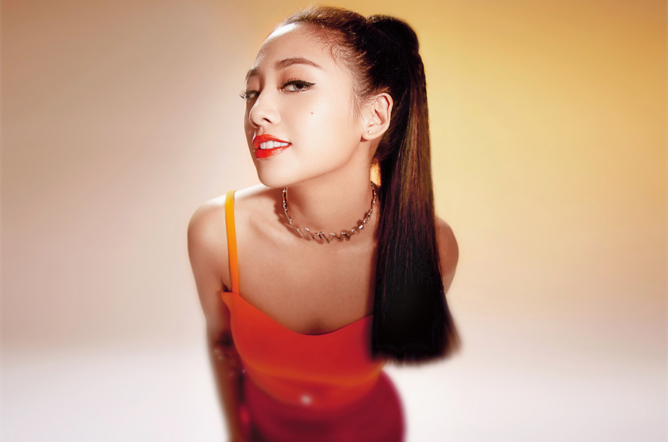 鬼鬼近期為了宣傳新單曲〈Knock Knock Knock〉卯足了勁宣傳，卻遭爆日前搭機製造噪音，私下行徑似乎不夠親民犯了眾怒。（鬼鬼吳映潔工作室提供）