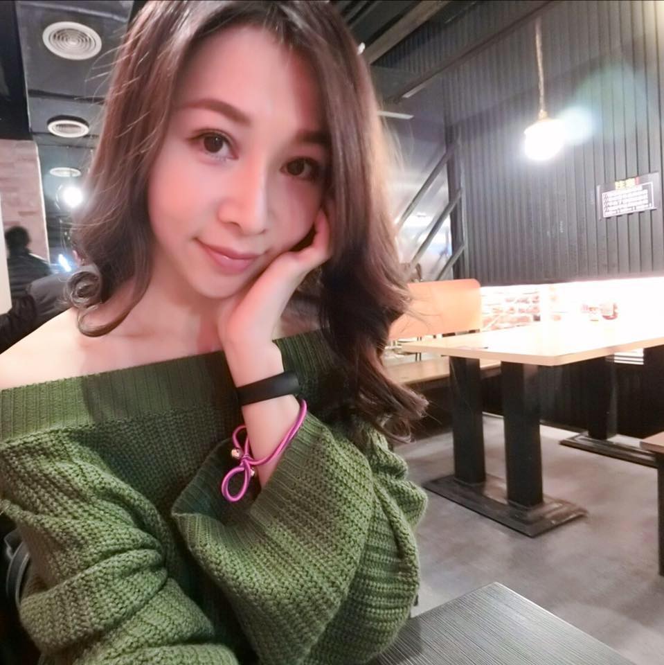 網友發現何小姐平常生活照，舉手投足簡直就是模特兒。（翻攝爆廢公社）
