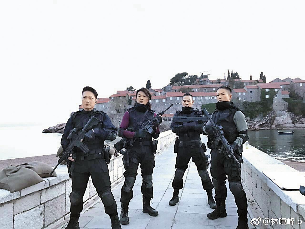 《黃金兄弟》遠赴匈牙利等地拍攝，4人從街頭砍殺改穿特種部隊的戰衣，端著自動步槍，十分帥氣。（翻攝自林曉峰微博）