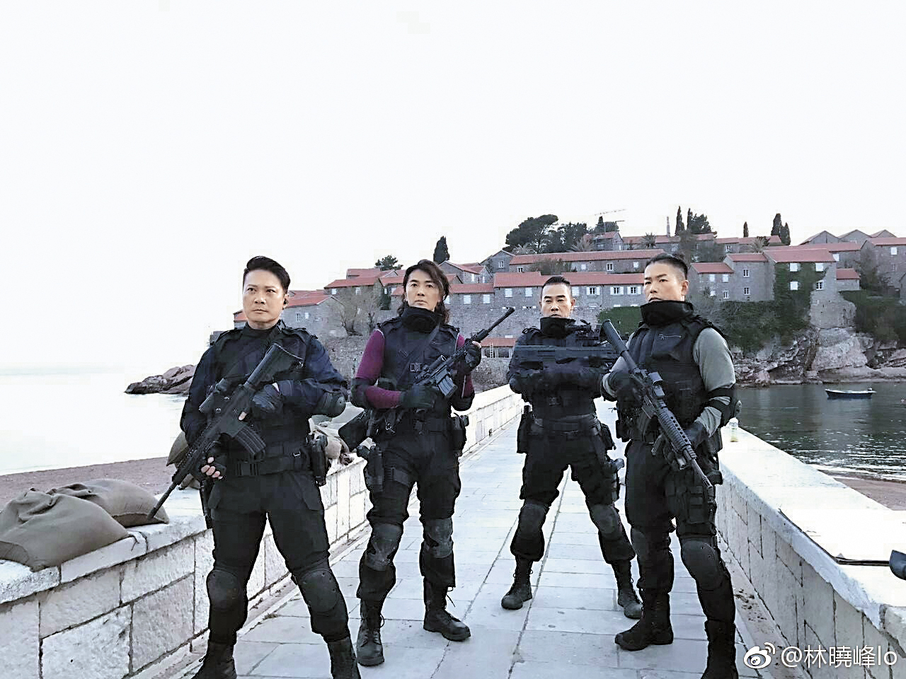 《黃金兄弟》遠赴匈牙利等地拍攝，4人從街頭砍殺改穿特種部隊的戰衣，端著自動步槍，十分帥氣。（翻攝自林曉峰微博）