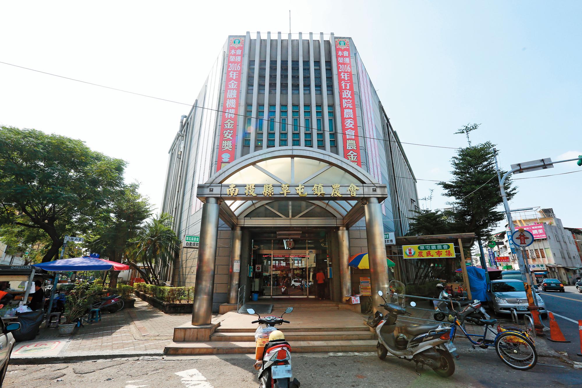 草屯鎮農會爆發被江欽良詐貸1億多元,檢調懷疑內神通外鬼。