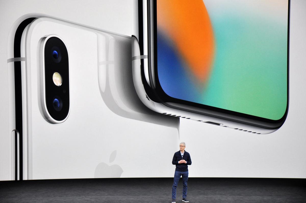 蘋果執行長庫克在iPhone X發表會上，直接將這支手機稱為iPhone Ten。（東方IC）
