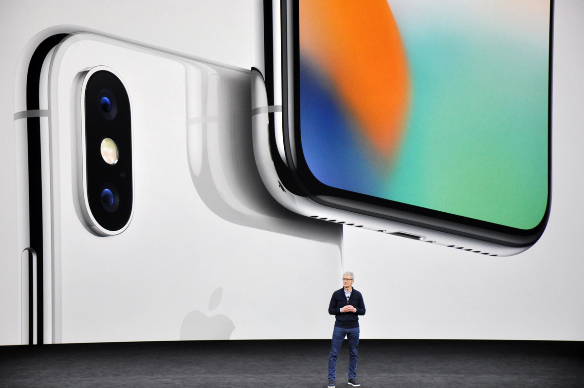 蘋果執行長庫克在iPhone X發表會上，直接將這支手機稱為iPhone Ten。（東方IC）