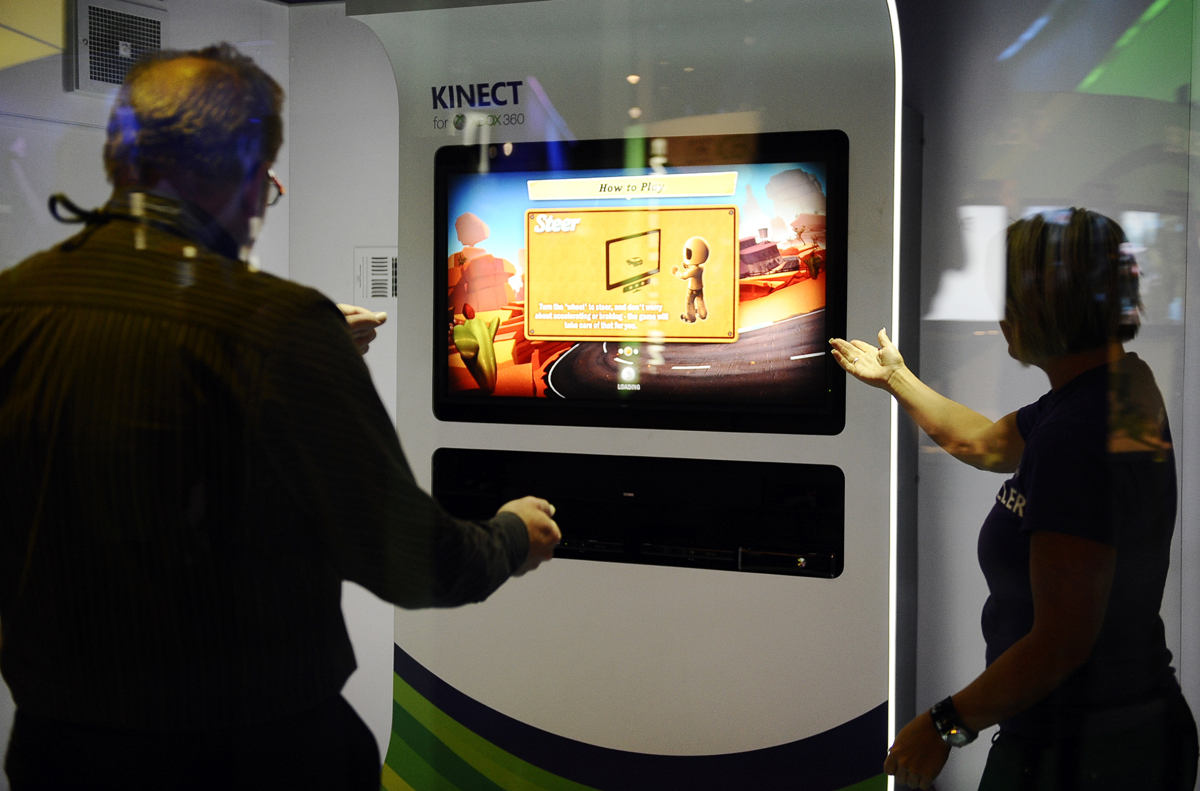 微軟的遊戲機XBOX在2009年曾推出Kinect，就曾用到人臉辨識技術，不用搖桿就能玩遊戲，8年後，庫克把這項技術放進了iPhone。（東方IC）