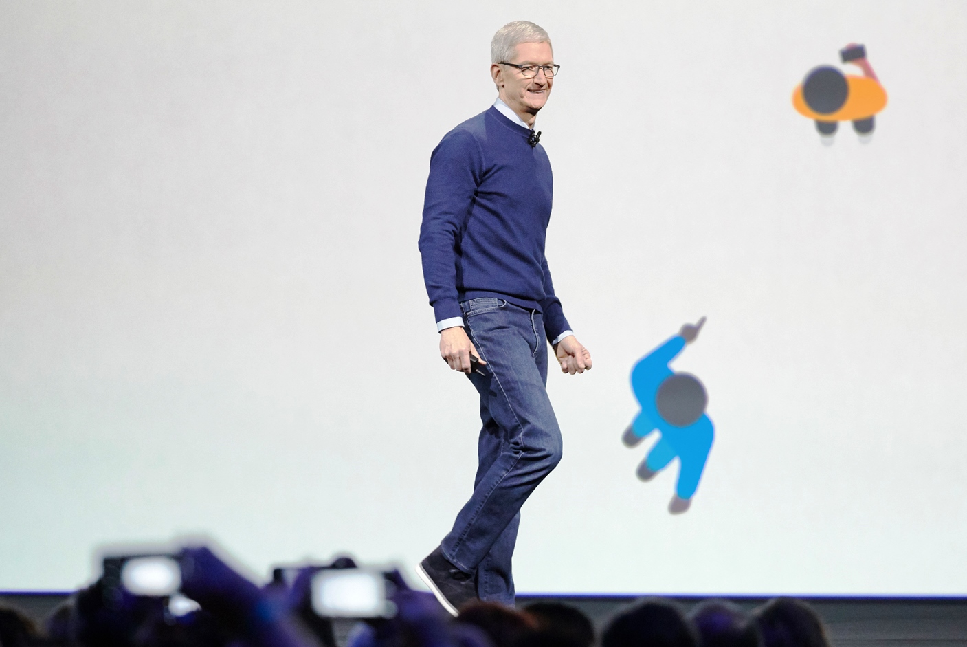 為了解決良率問題，蘋果執行長庫克親自請託鴻海董事長郭台銘幫忙解套，郭董也親飛日本督軍，糾集精英幫庫克解決iPhone X難產危機。（翻攝蘋果官網）