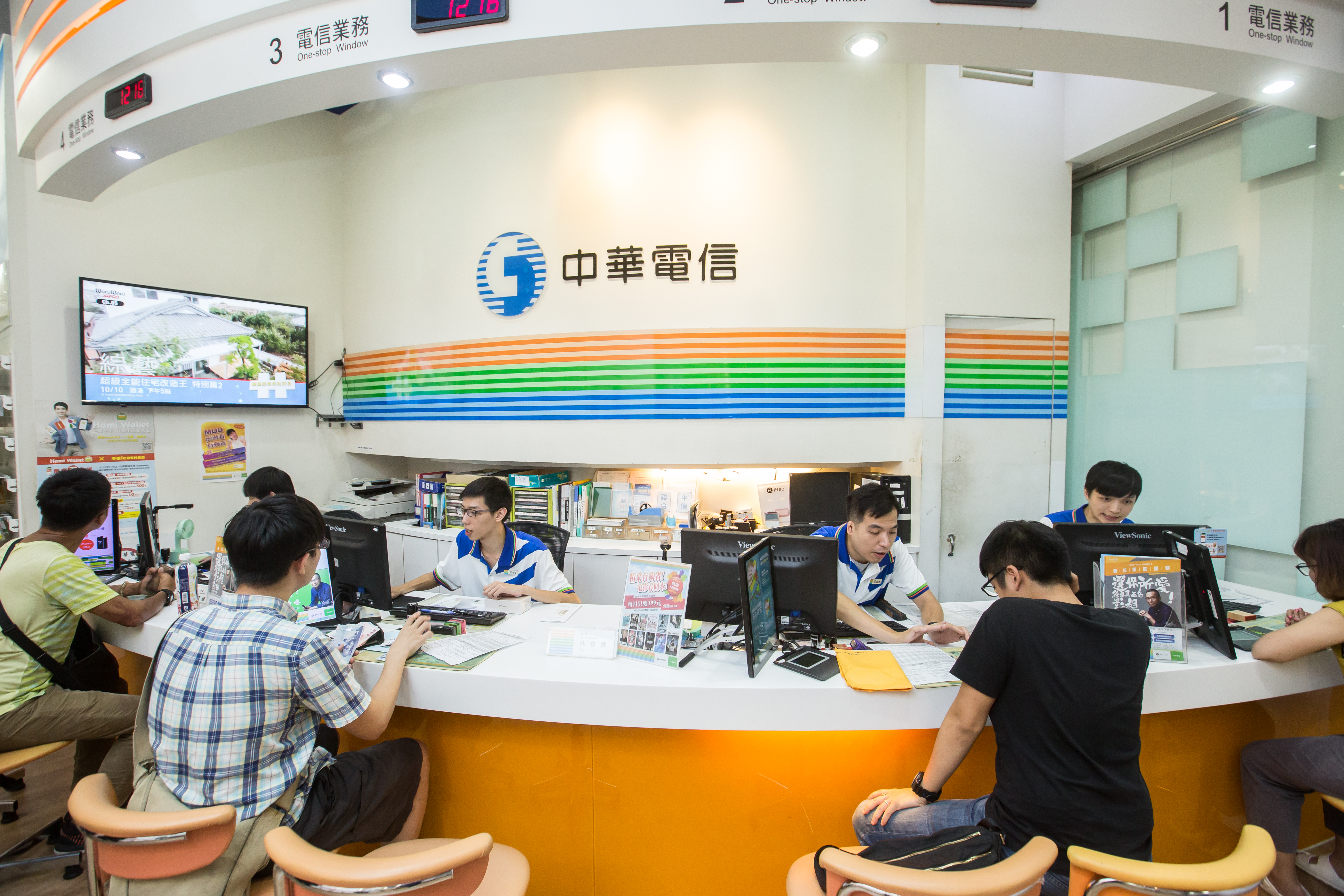 中華電信打出專案，只要門市登記購買iPhone X，年資5年以上客戶申辦指定方案，就依照年資與等待時間獲贈帳單回饋金。