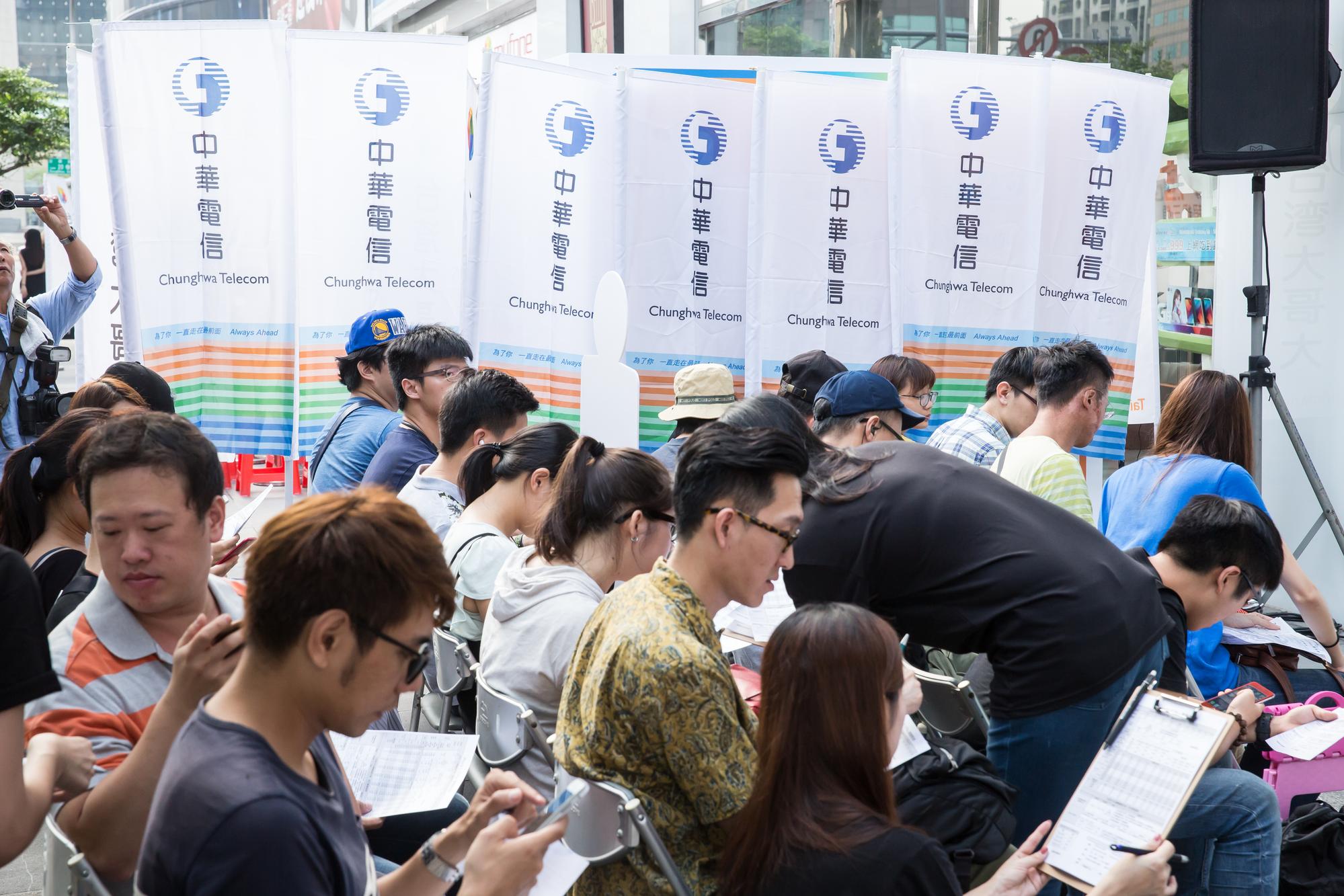 電信商預估,iPhone X預購掀起狂潮至少延燒到農曆年。圖為iPhone 8開賣時民眾排隊的盛況。