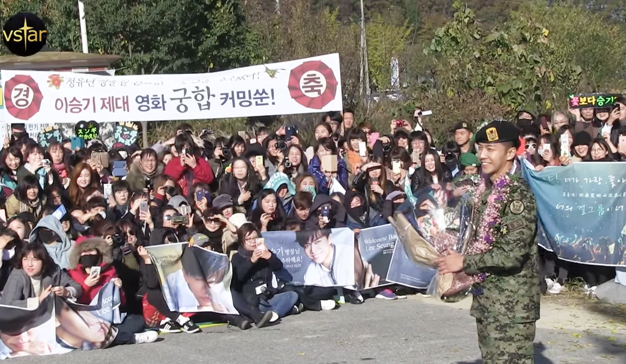 韓星李昇基今（31日）退伍，上百粉絲到軍隊門口迎接。（翻攝Vstar影片）
