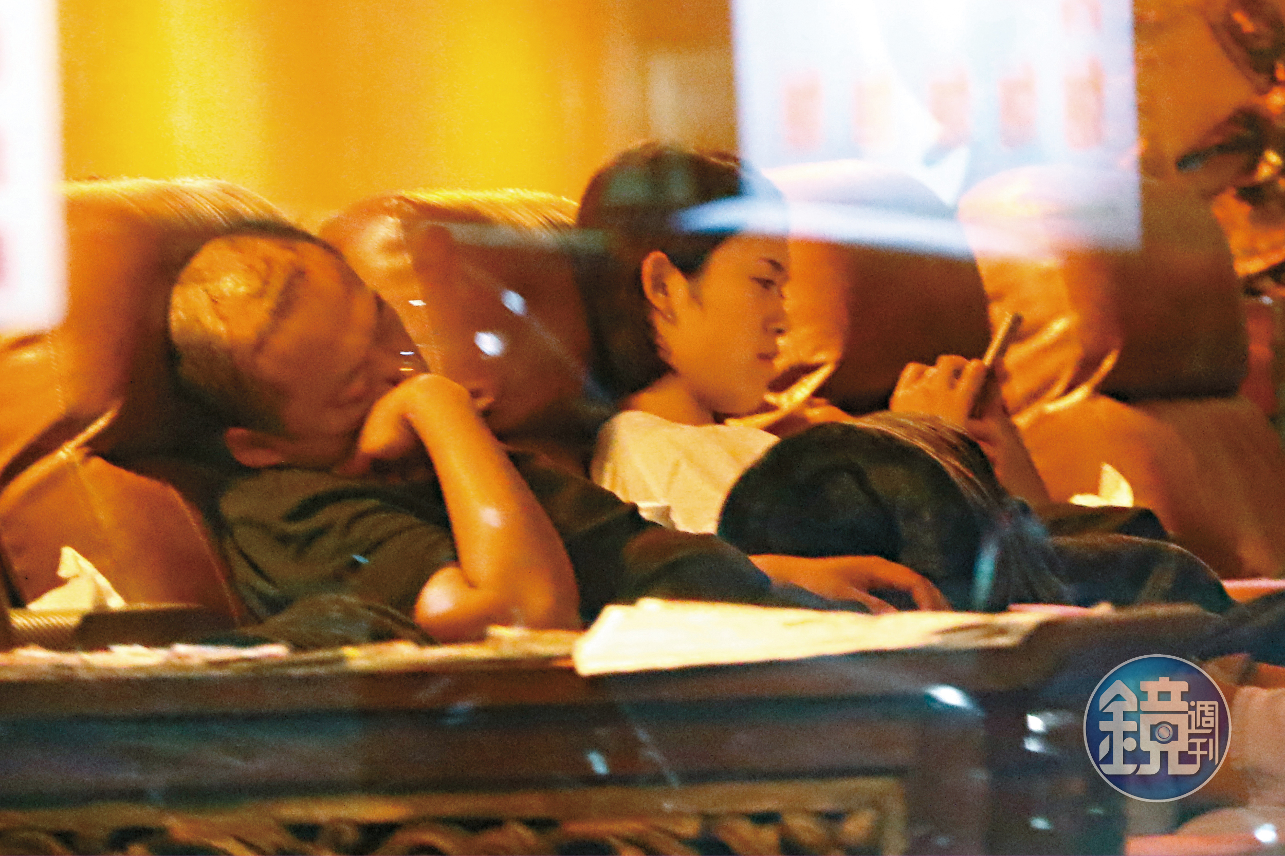 10/12 20：34 郭宗坤（左）跟櫻花妹的互動已有老夫老妻的fu。