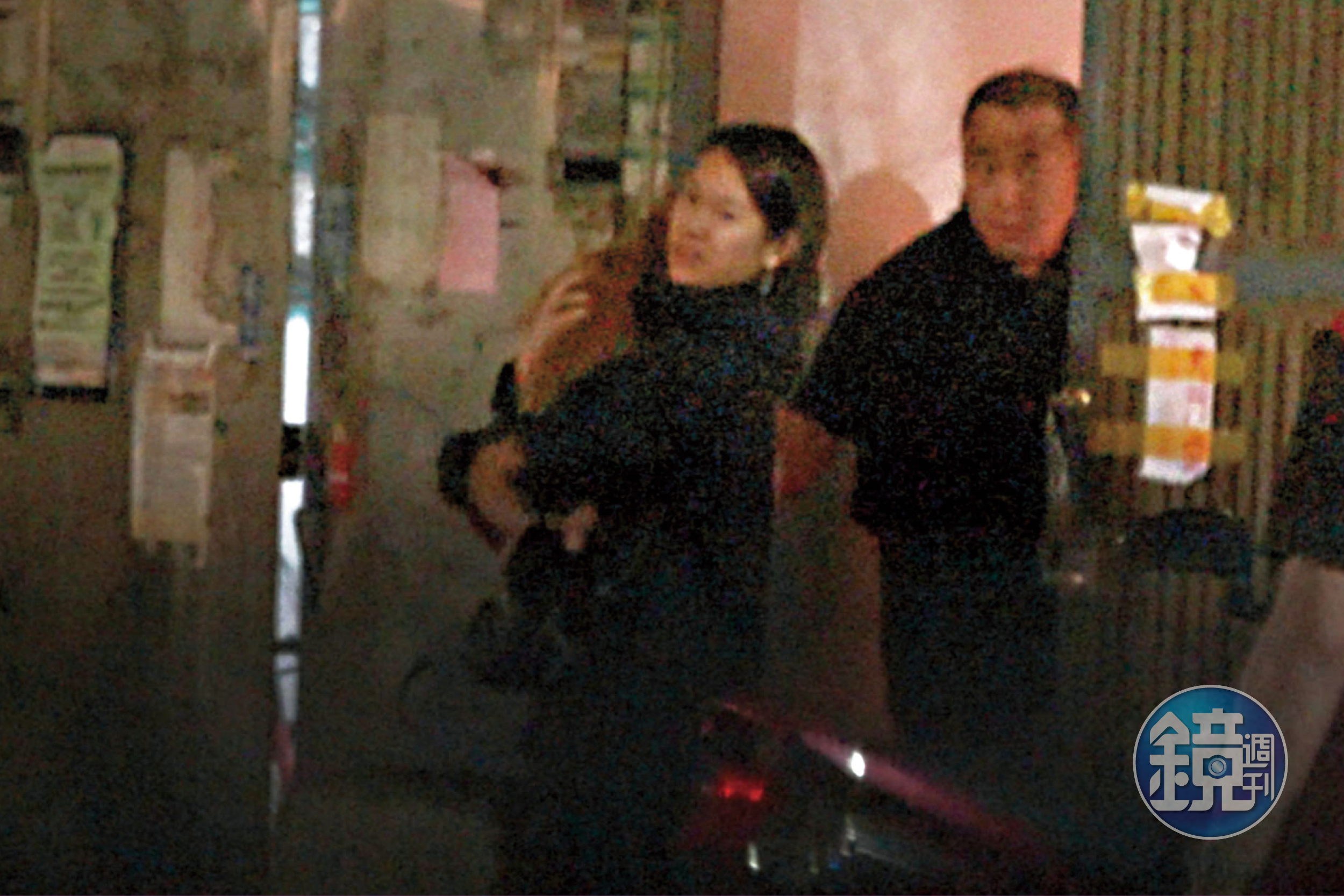 10/25 20：12 兩人從餐廳的側門走出，去到隔壁不該去的地方。