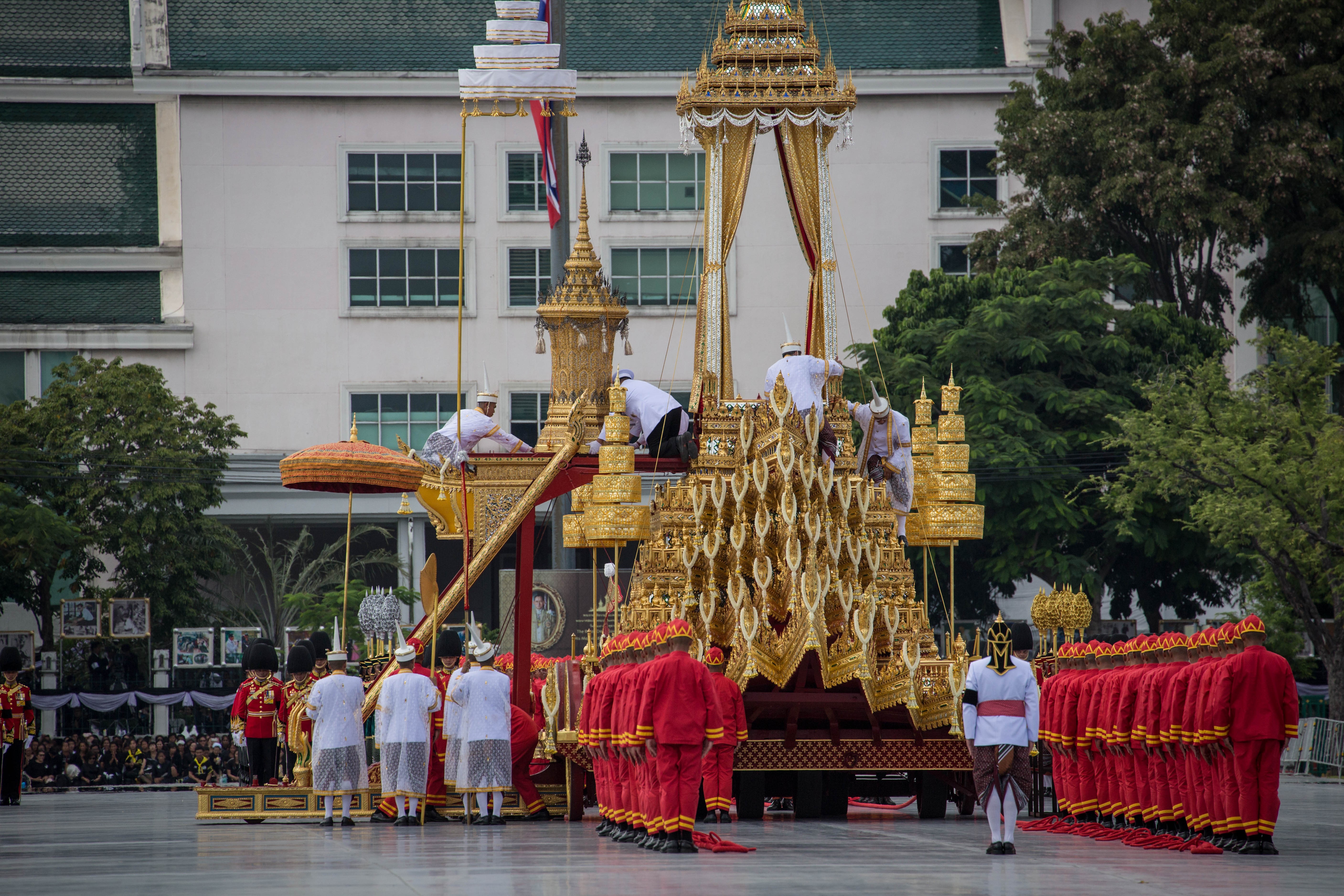 已逝泰王蒲美蓬的遺體在10月26日進行火化儀式。數十萬民眾聚集在大皇宮附近送別。 （東方IC）