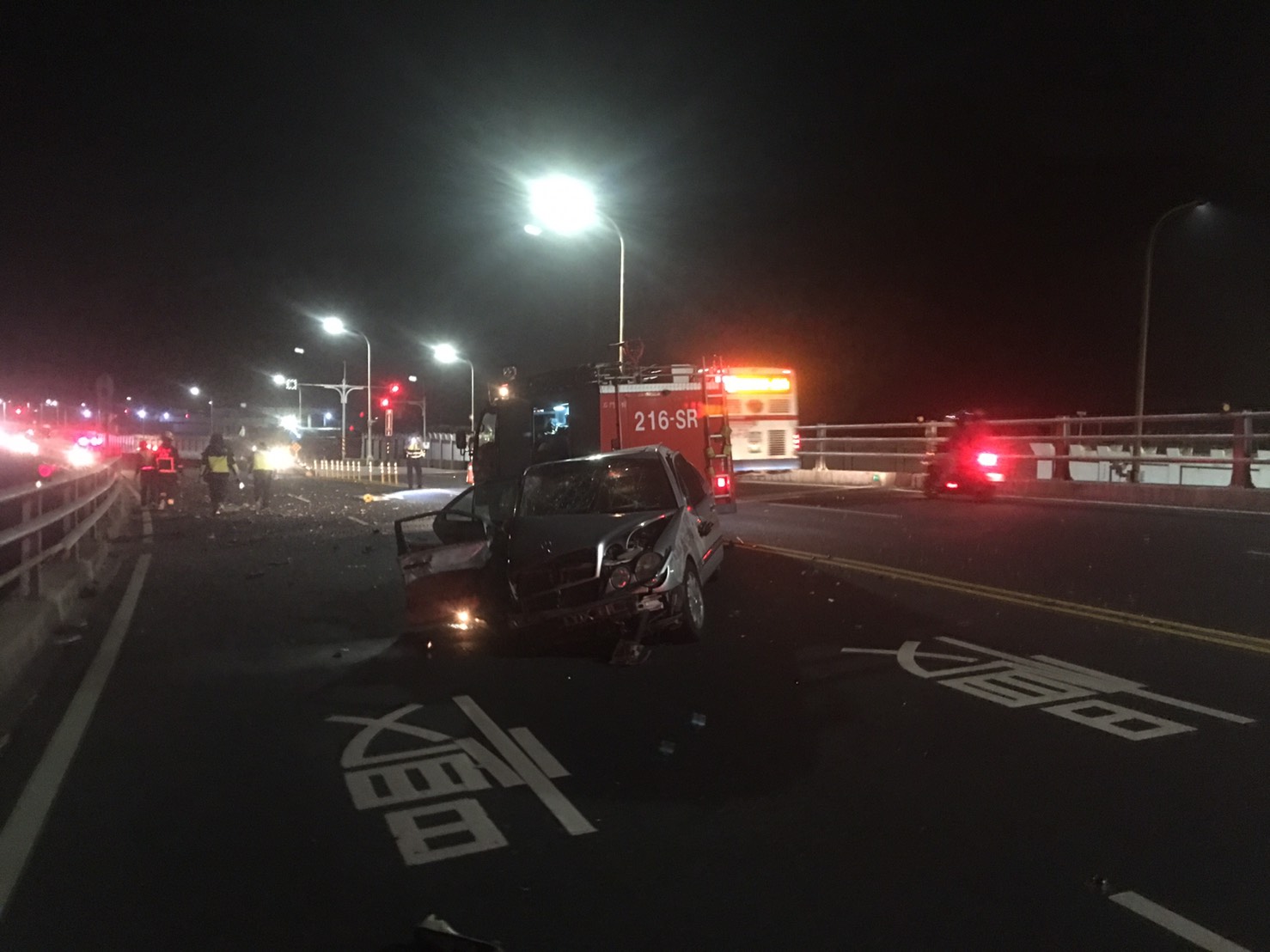賓士車車頭全毀，可想見撞擊力道之大。（翻攝畫面）