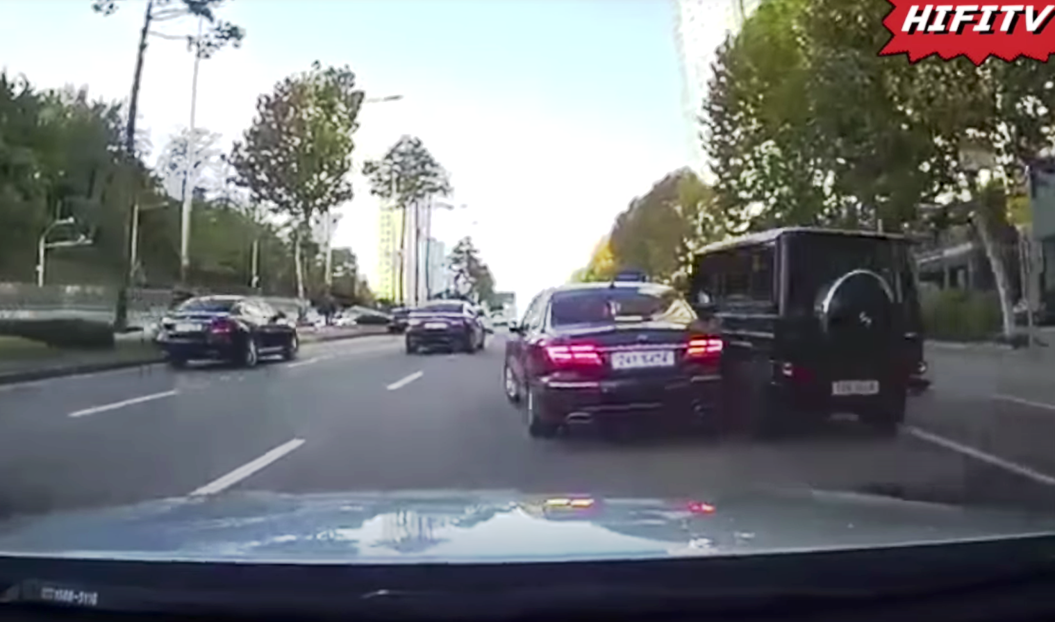 後方行車紀錄器影像顯示金柱赫駕車突然急駛衝撞小客車。(翻攝影片)