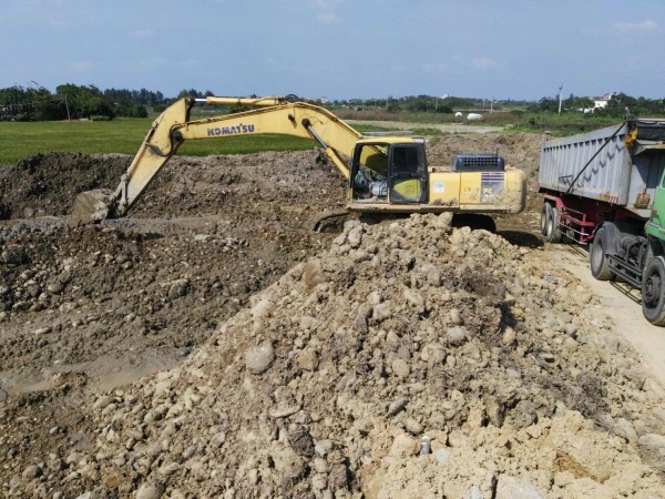 警方嚴詞詰問，嫌犯又拿不出地主委託相關證明，終於坦承盜挖乾淨土石販賣牟利。（警方提供）