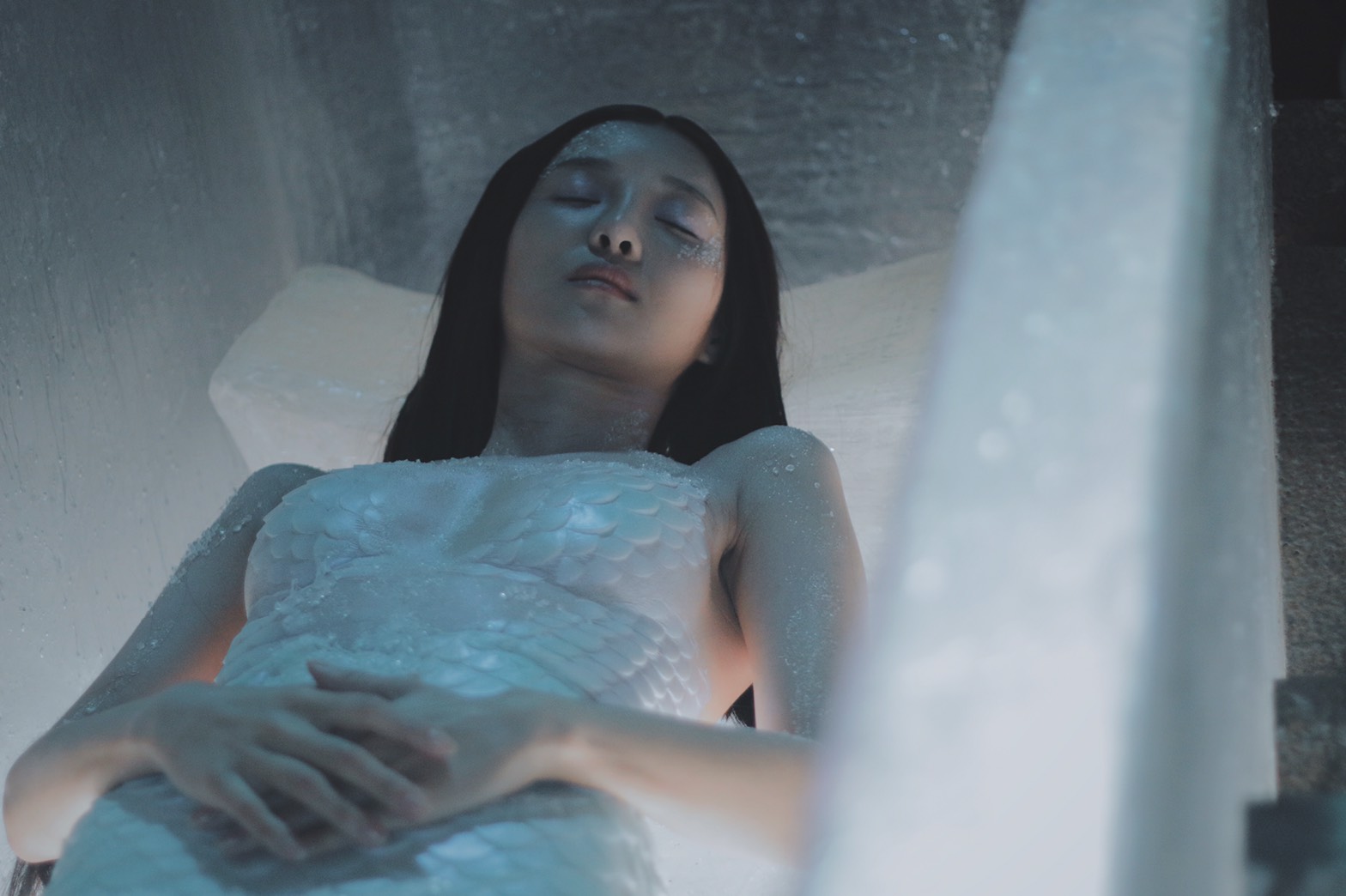  安于晴在僅有10度的低溫下，穿上魚尾巴，連拍30小時的人魚戲。（海王天璽提供）