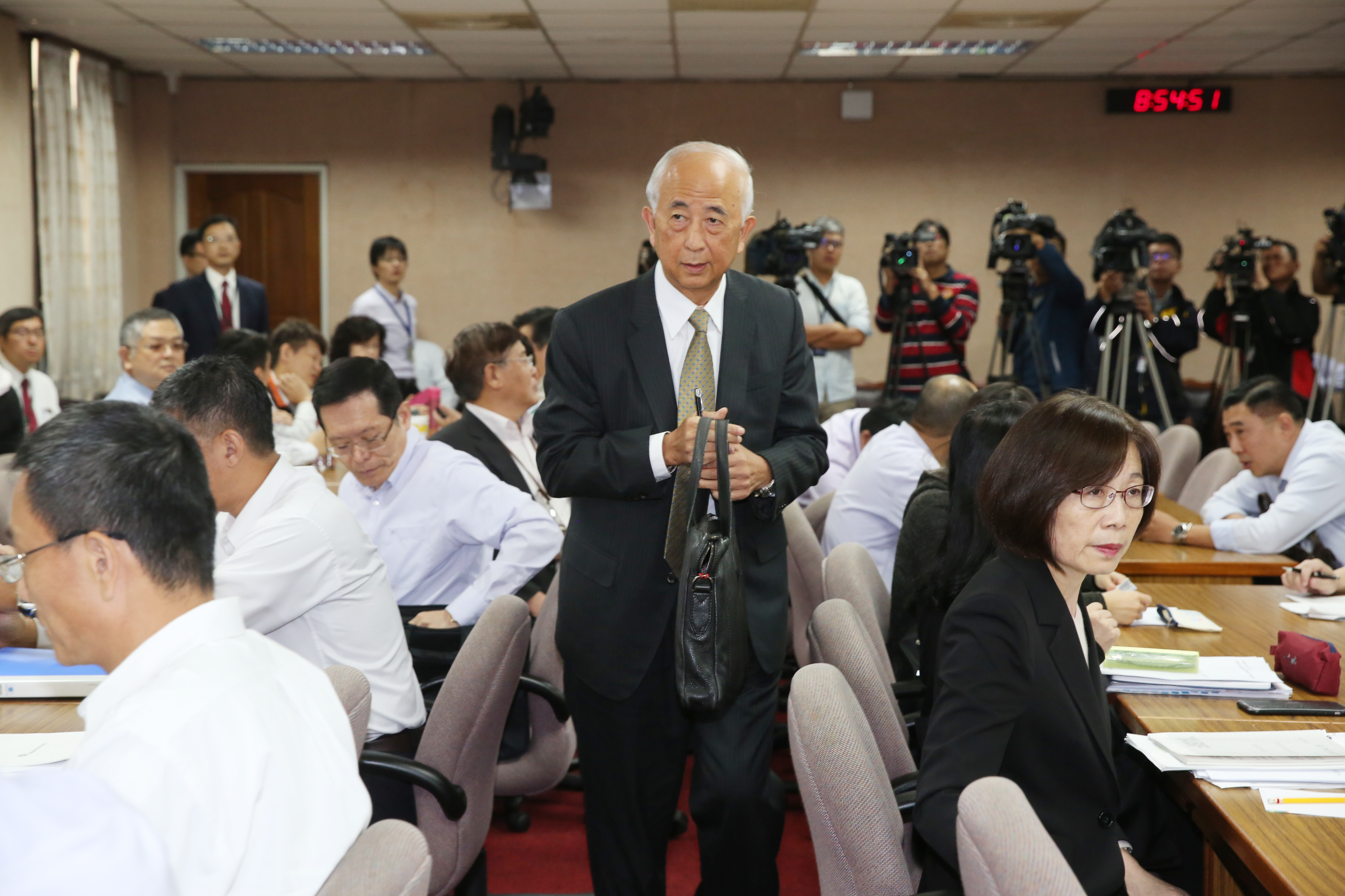 公股銀行因慶富詐貸案損失慘重，主辦聯貸案的第一銀行董座蔡慶年已口頭請辭，難逃下台命運。