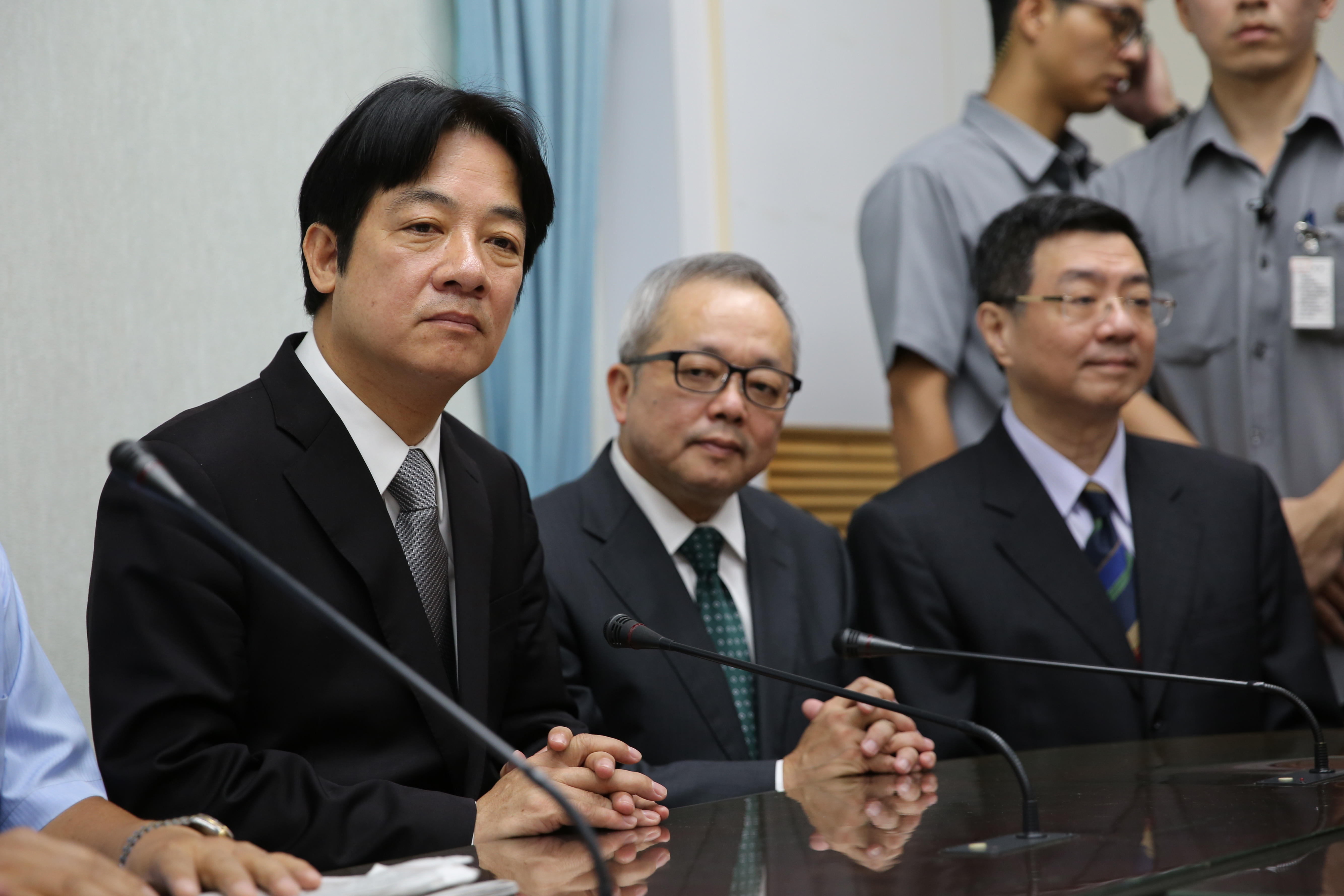 行政院長賴清德(左)誓言對慶富案無上限,查辦到底,副院長施俊吉(中)擔任專案小組召集人,統籌各部會查明真相。