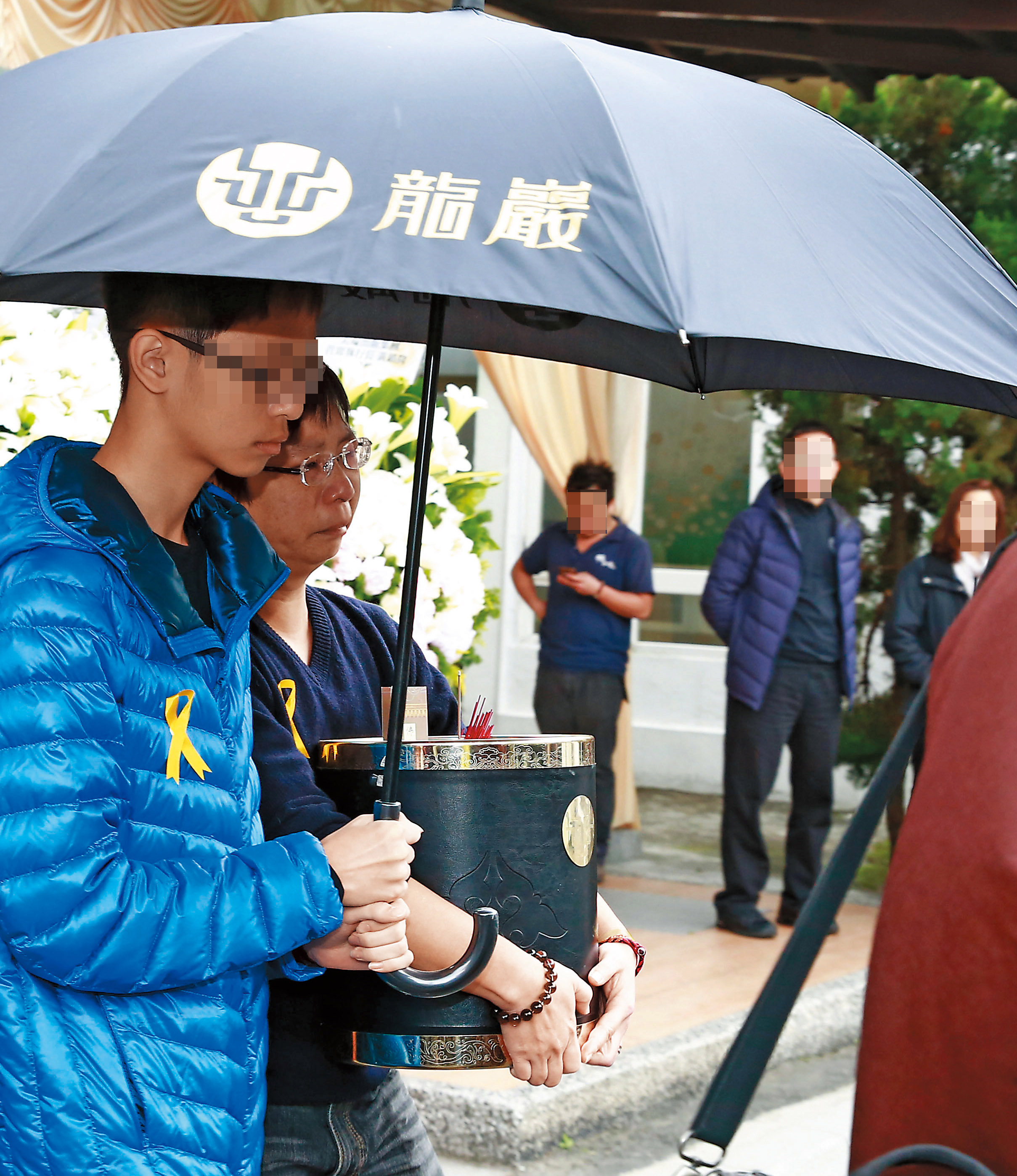 Nemo（左2）在薇薇安告別式結束後，擔負俗稱「捧斗」的捧靈位工作，透露出眷屬情誼。