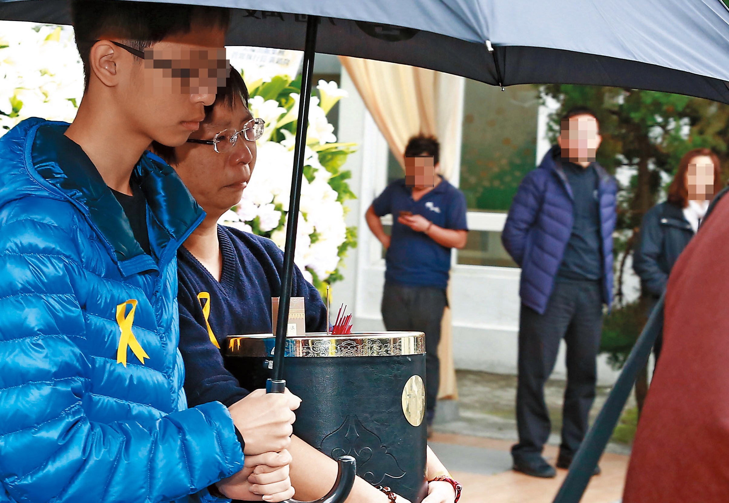 Nemo（左2）在薇薇安告別式結束後，擔負俗稱「捧斗」的捧靈位工作，透露出眷屬情誼。