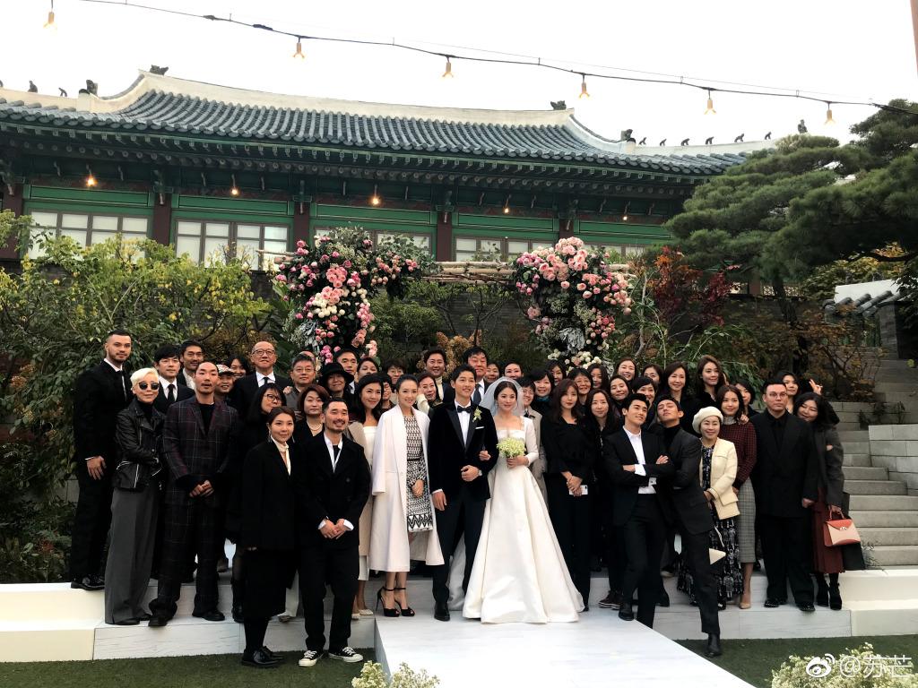 宋仲基（左）霸氣捧臉吻上宋慧喬，加上眾親友見證完成婚禮。（合成網路圖片）