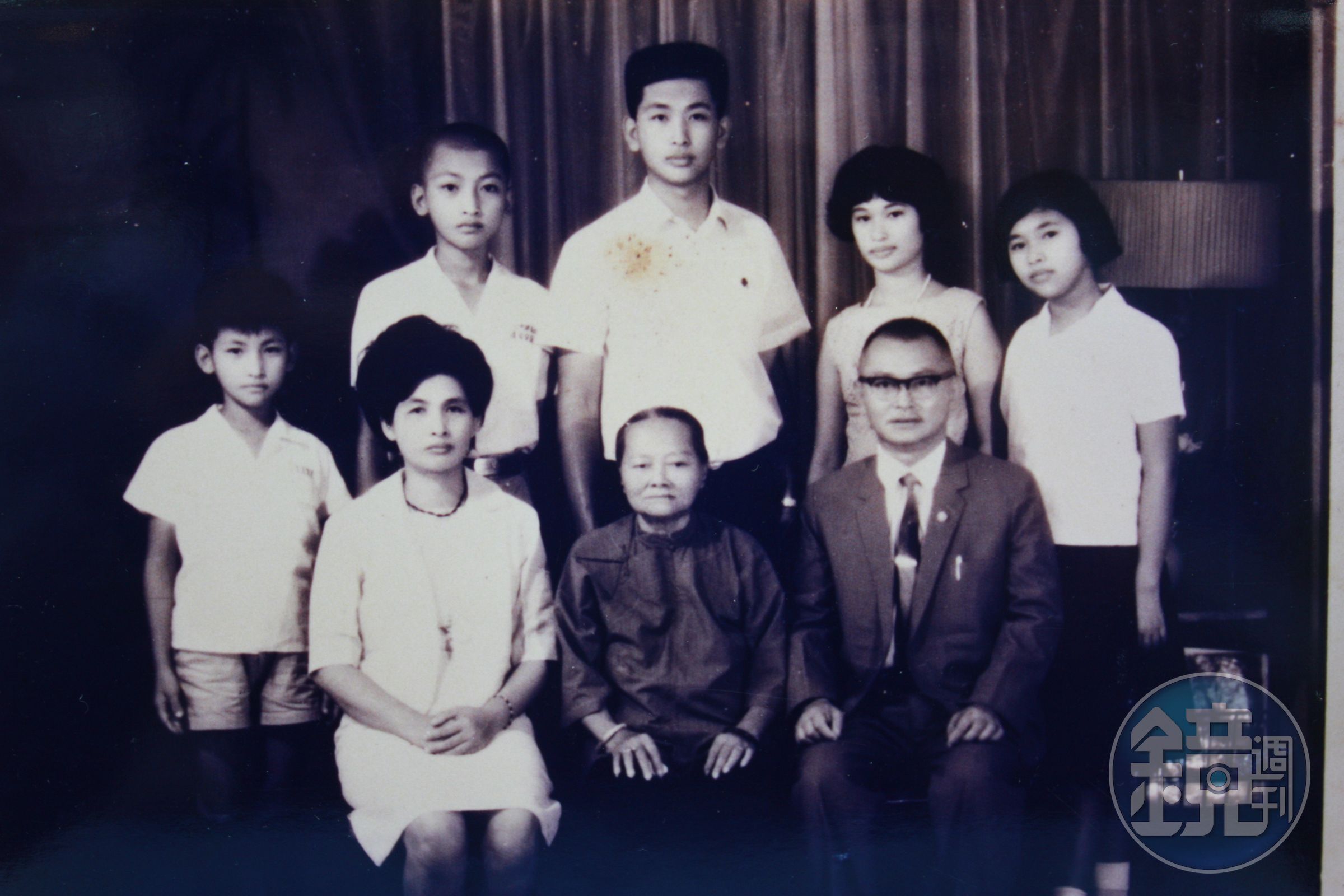 身為長子的李成家（後排中），來自屏東東港一個開電器行的家庭。（李成家提供）
