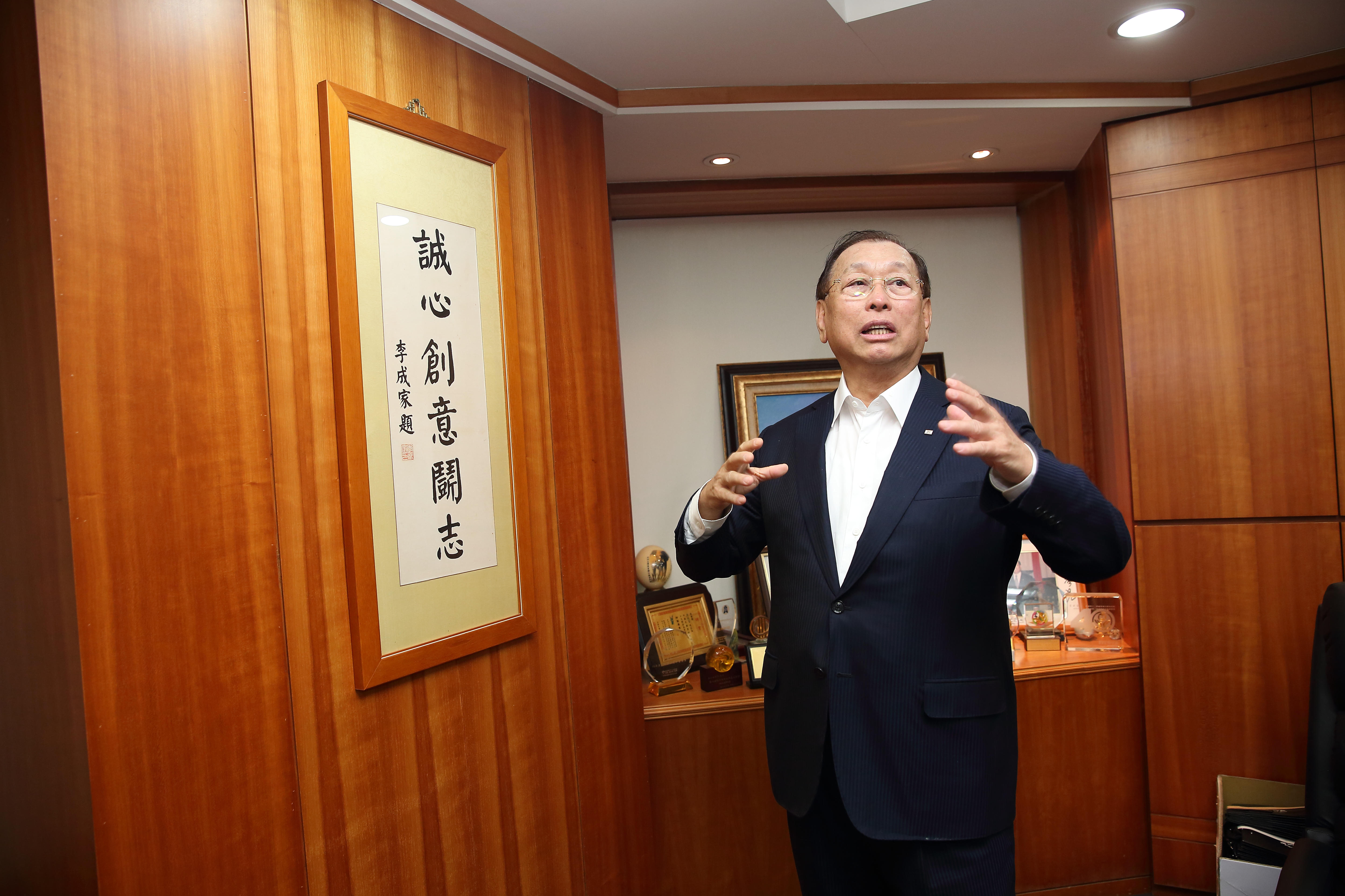 李成家的辦公室掛著美吾華企業的經營理念，他信手拈來都是名言錦句。
