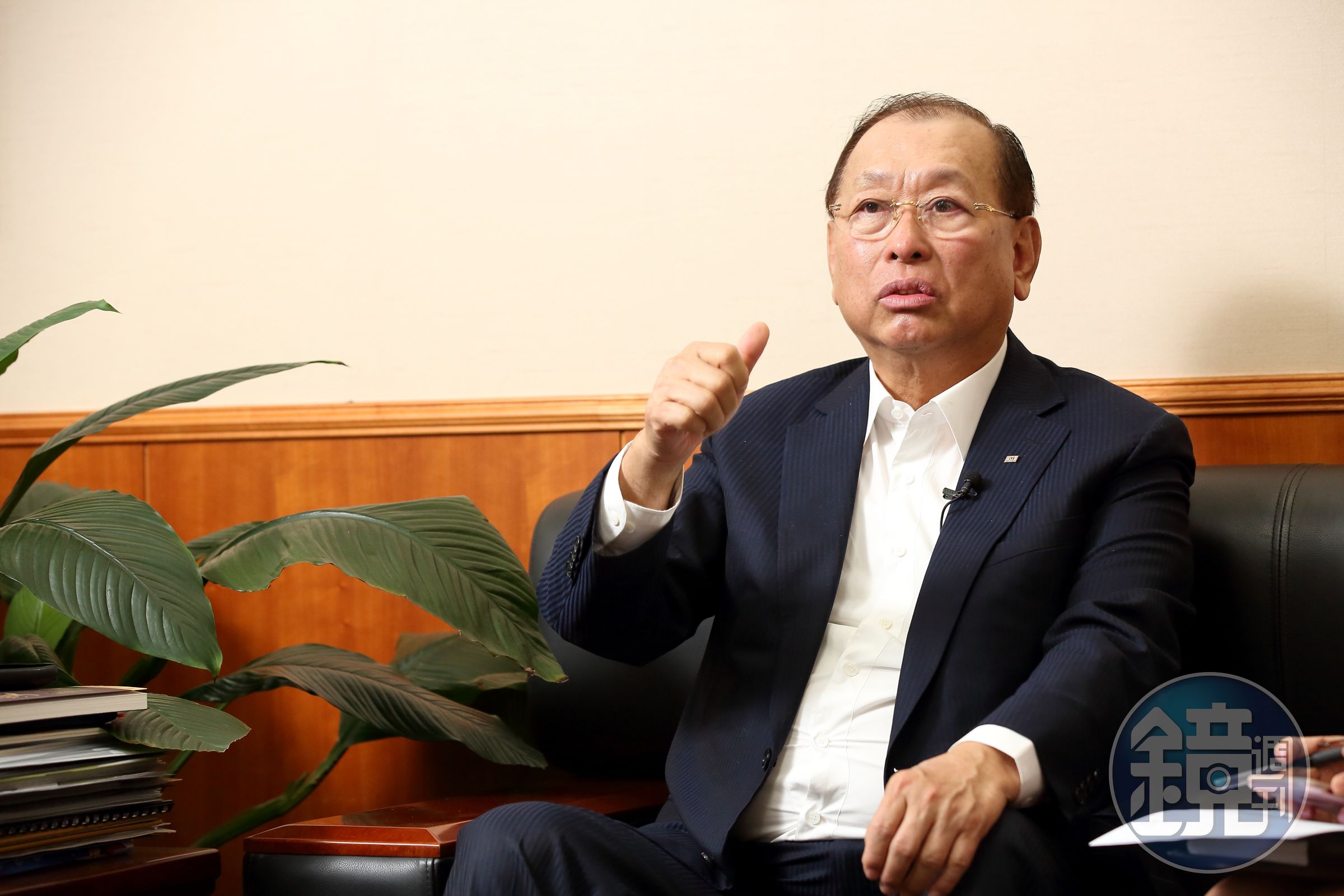 李成家大學畢業後，到美商必治妥擔任新竹、苗栗地區的業務代表，月薪2萬多元。