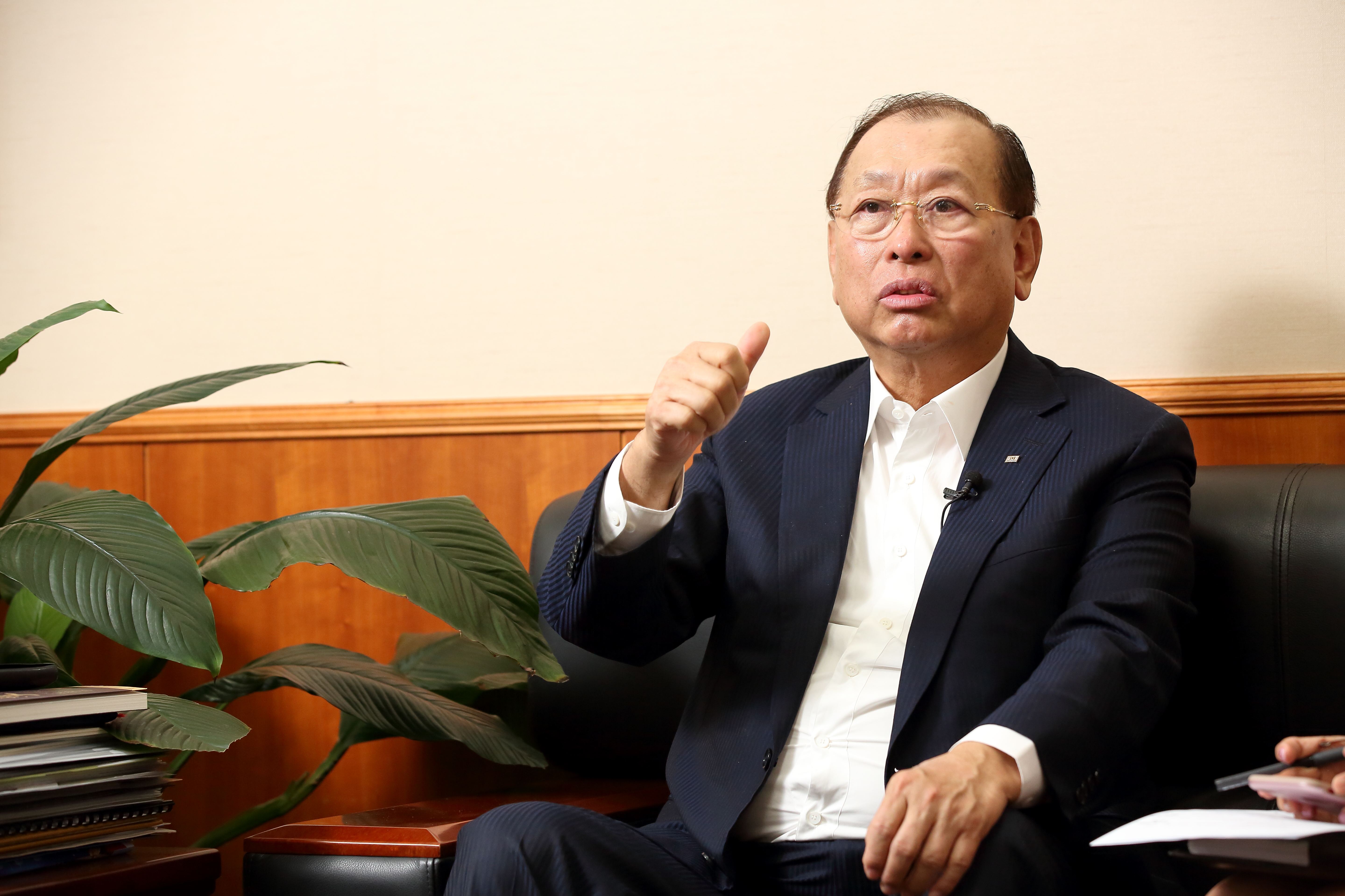 李成家大學畢業後，到美商必治妥擔任新竹、苗栗地區的業務代表，月薪2萬多元。