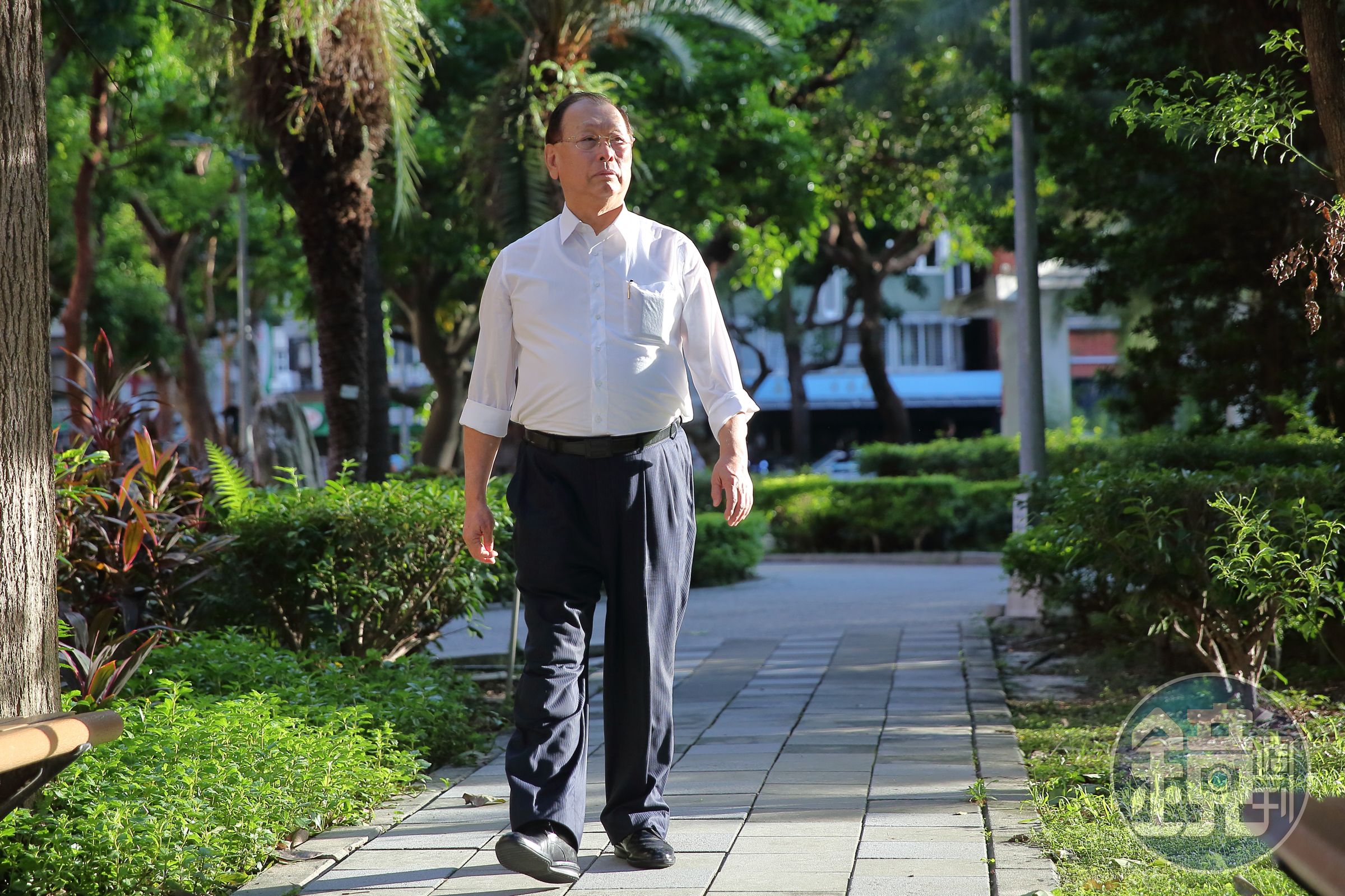 10年前，李成家在醫生的建議下，每天堅持健走5000步才回家。