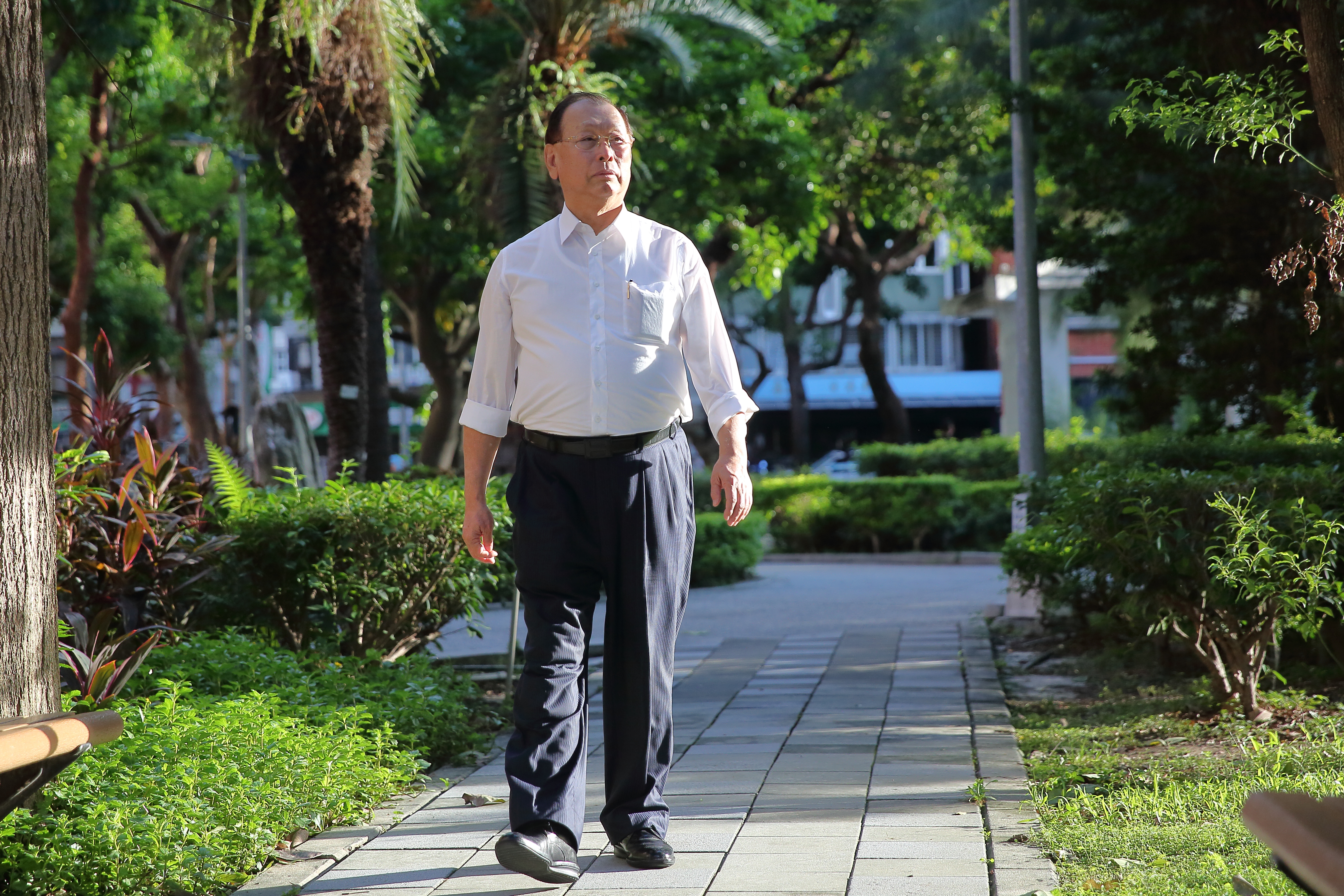 10年前，李成家在醫生的建議下，每天堅持健走5000步才回家。