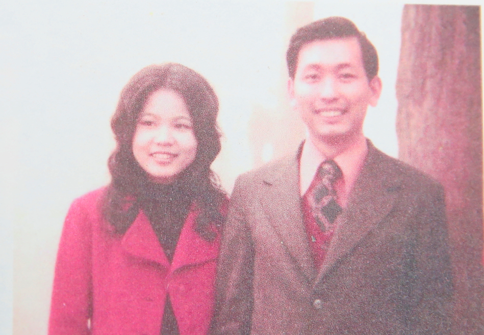 1975年李成家(右)認識妻子蔡玉雲(左),兩人結褵數十載,兩人常一塊旅行、唱歌。(李成家提供)
