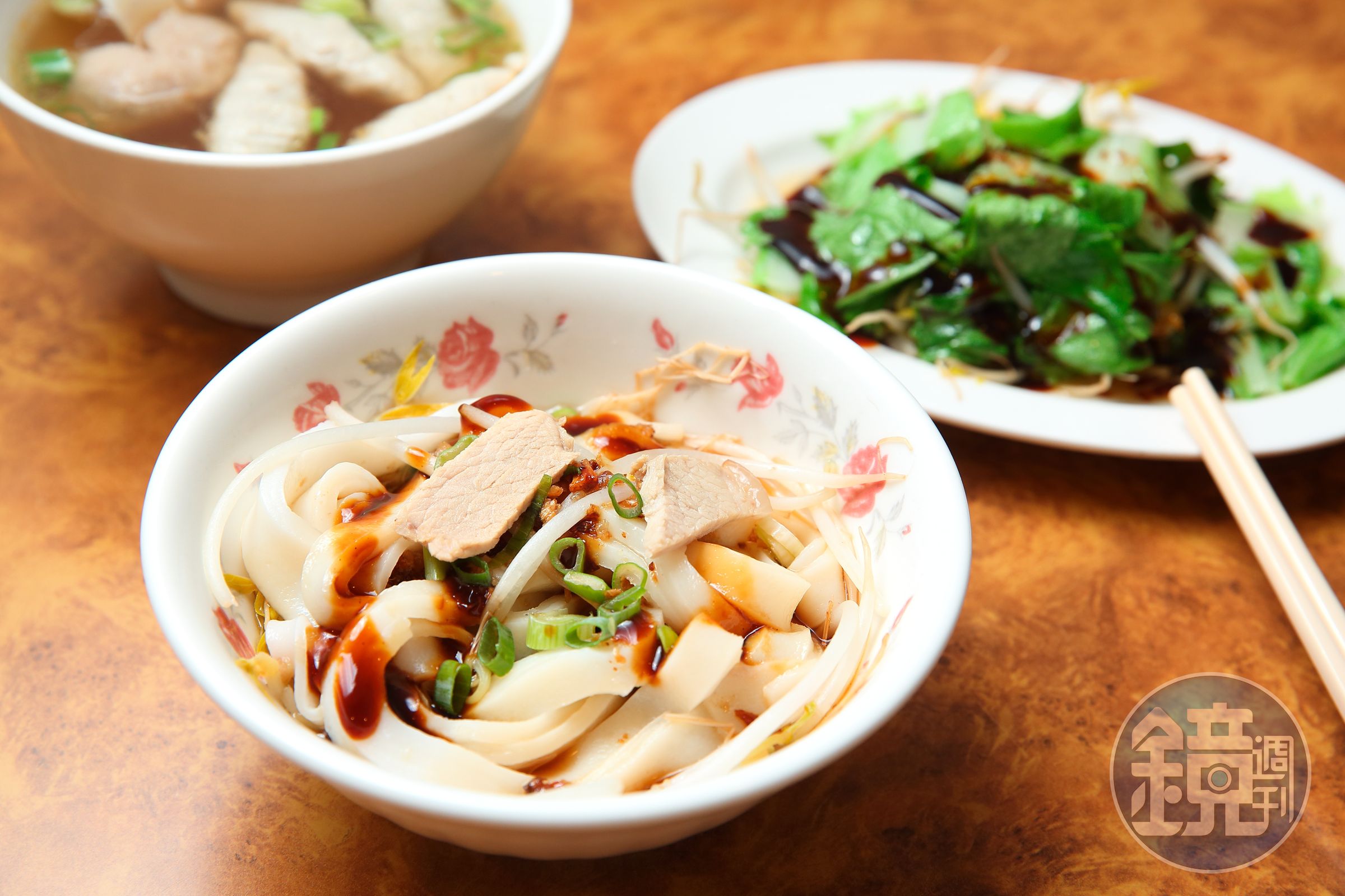 乾板條、燙青菜，簡單的台式古早味最合李成家的胃口。（50元／碗）