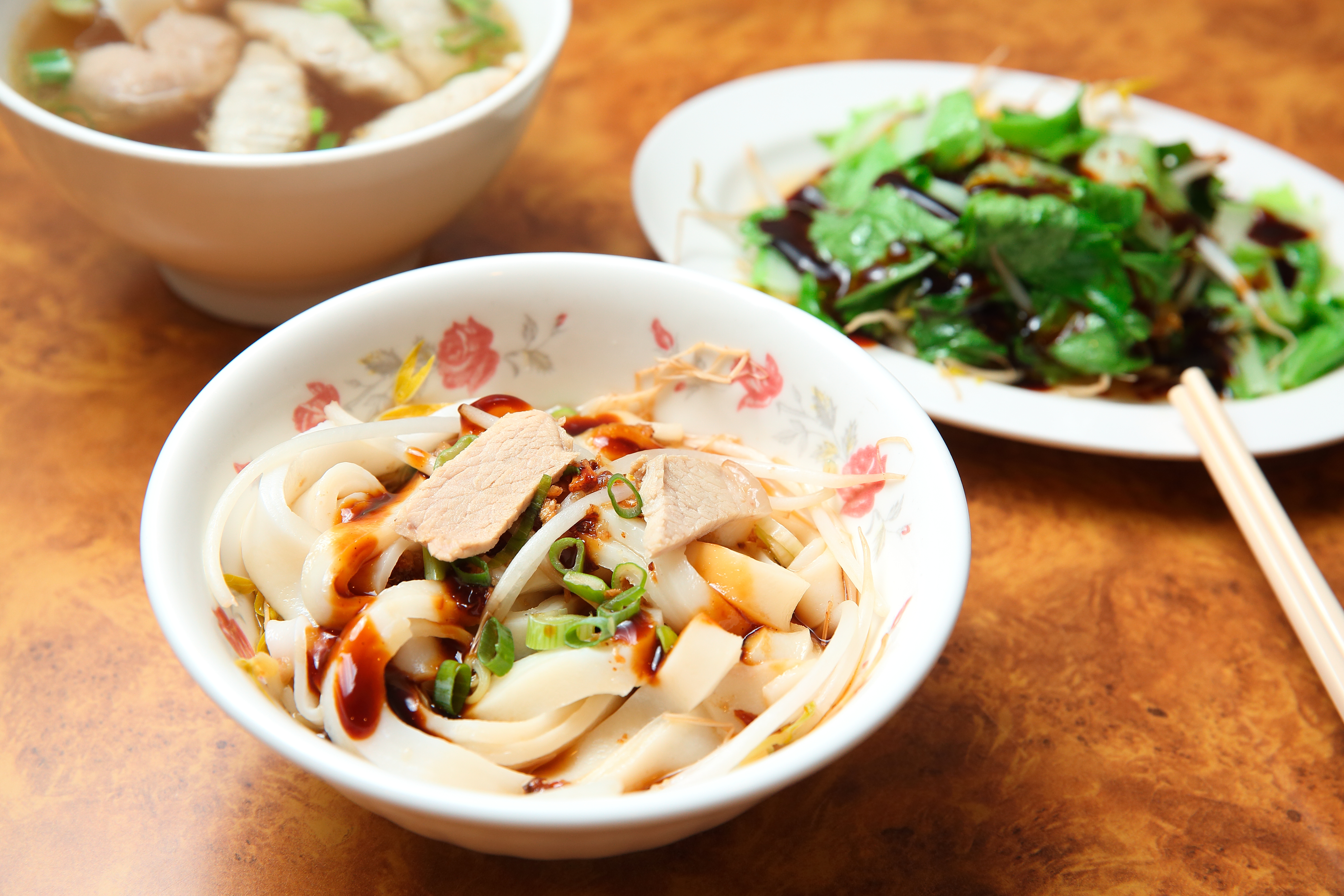 乾板條、燙青菜，簡單的台式古早味最合李成家的胃口。（50元／碗）