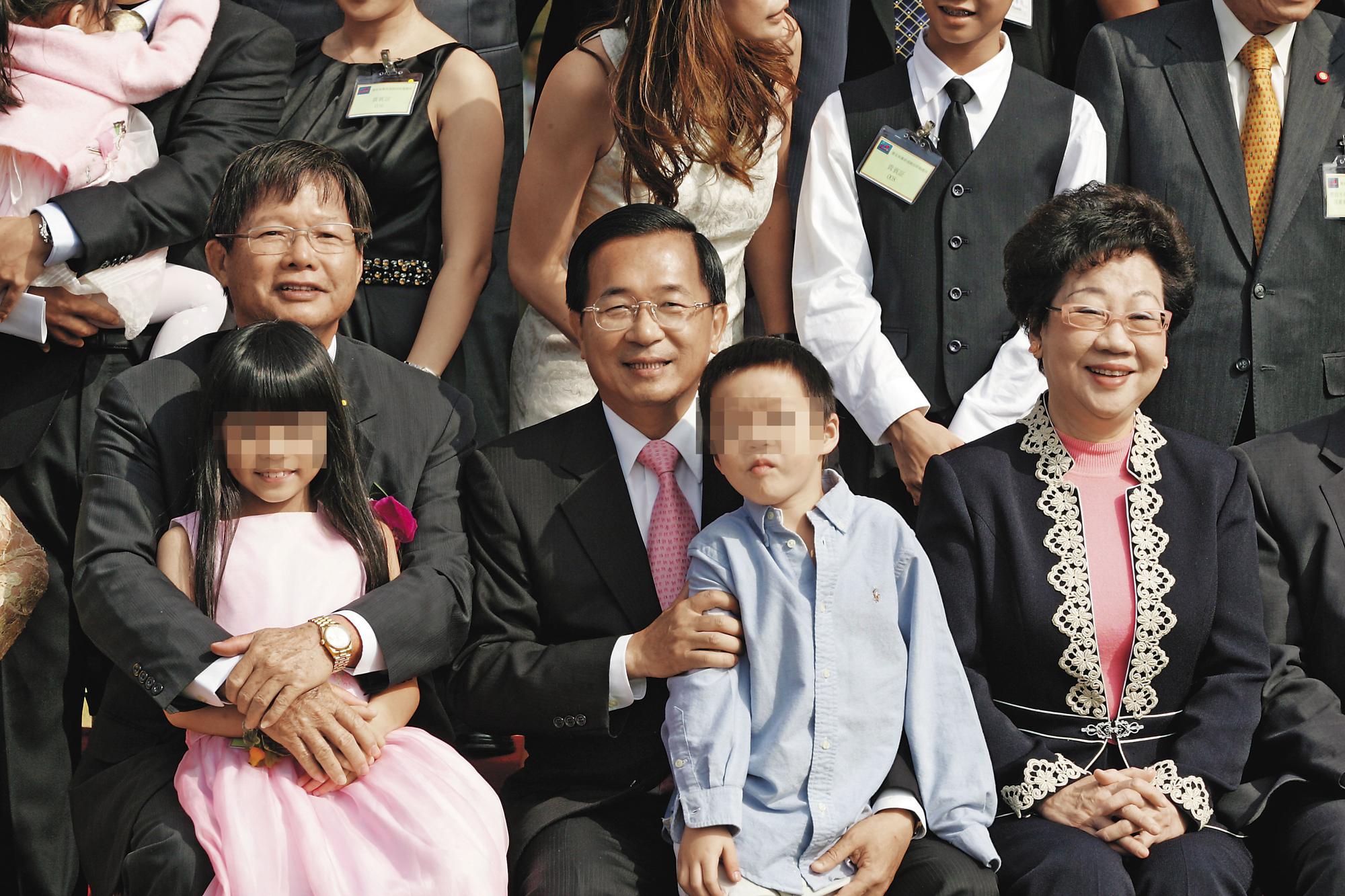 慶富集團的藍綠政商關係良好,總裁陳慶男還多次陪前總統陳水扁出訪友邦。