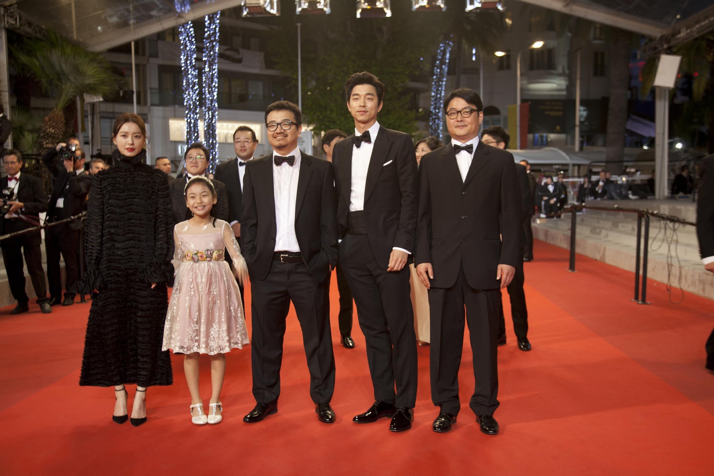 《屍速列車》去年前進坎城影展午夜單元，李東河製片（右起）率孔劉、延尚昊導演、童星金秀晏及鄭由美走紅毯。（NEW提供）
