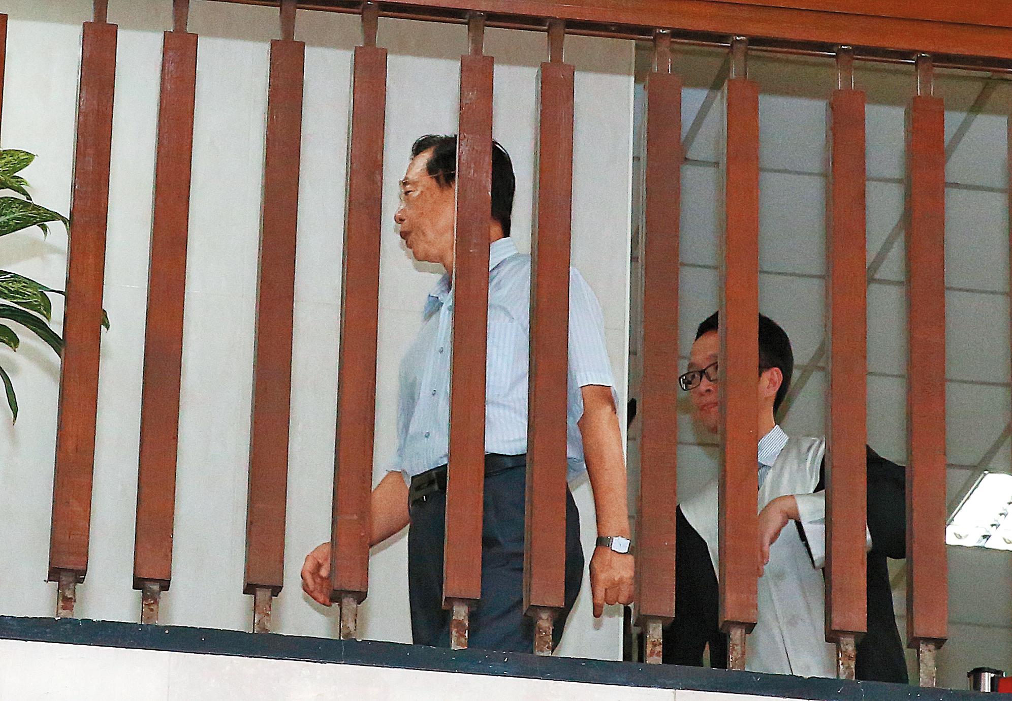 前台北市政府財政局長李述德(左)在議約過程,多次偏袒遠雄,檢方依圖利罪將他起訴,從重求處十年有期徒刑。