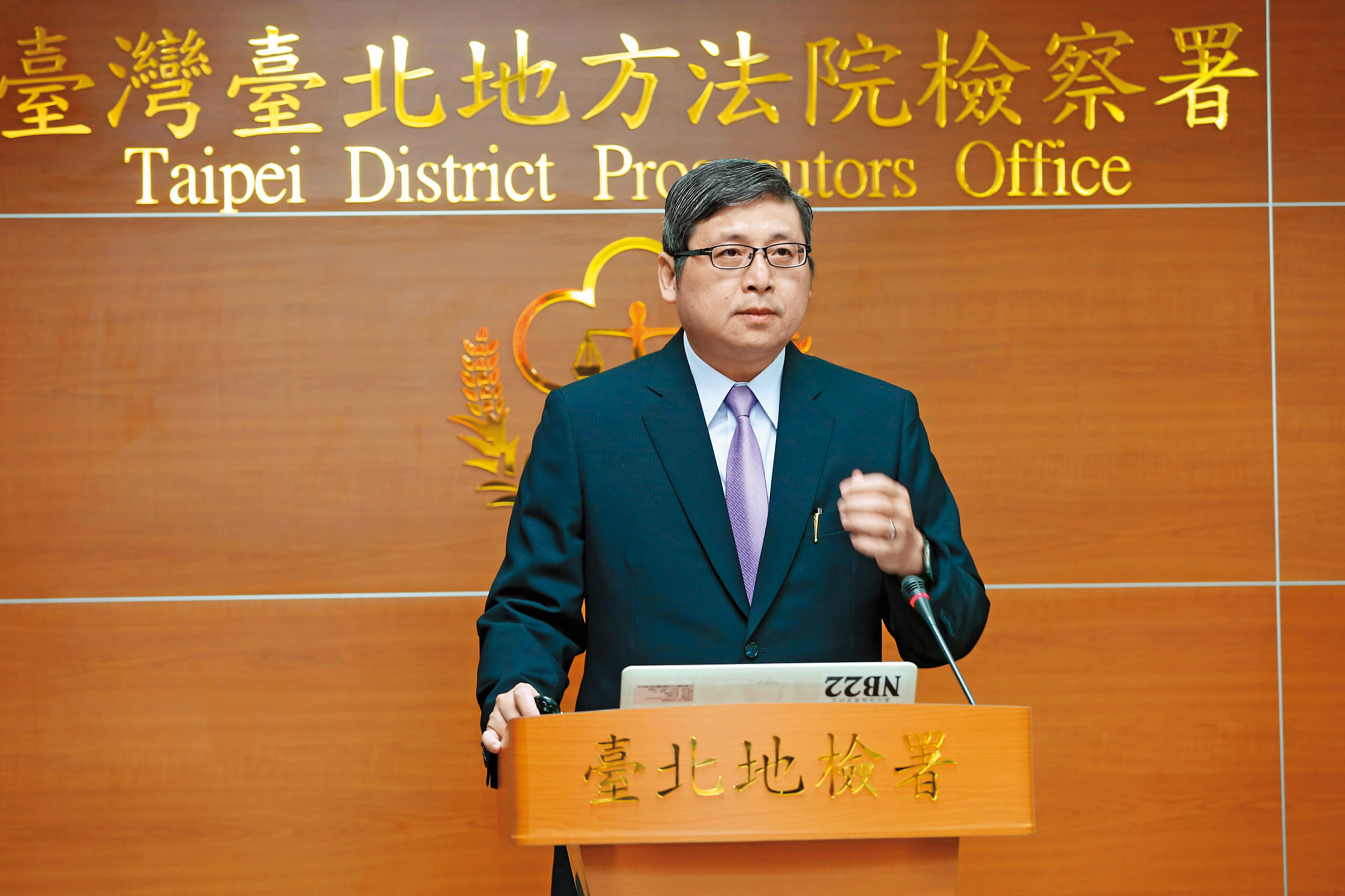 台北地檢署經4個月偵辦,肅貪專組檢察官不眠不休總動員,再度將趙藤雄起訴。圖為發言人周士榆召開記者會說明偵結內容。