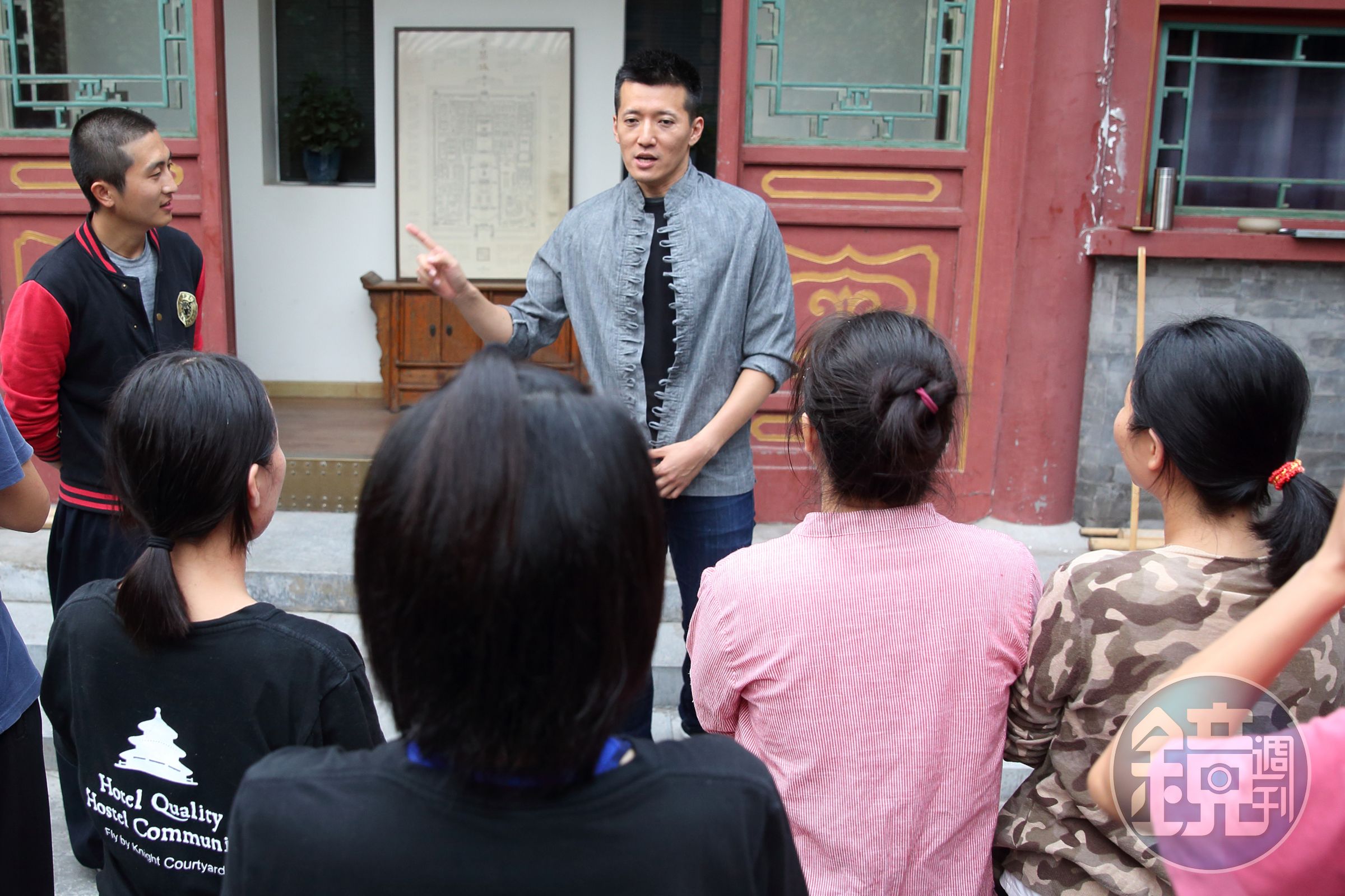黃鴻璽的武術衣引起學武成員一陣騷動，課後休息時間，他詳細介紹何謂武術衣。