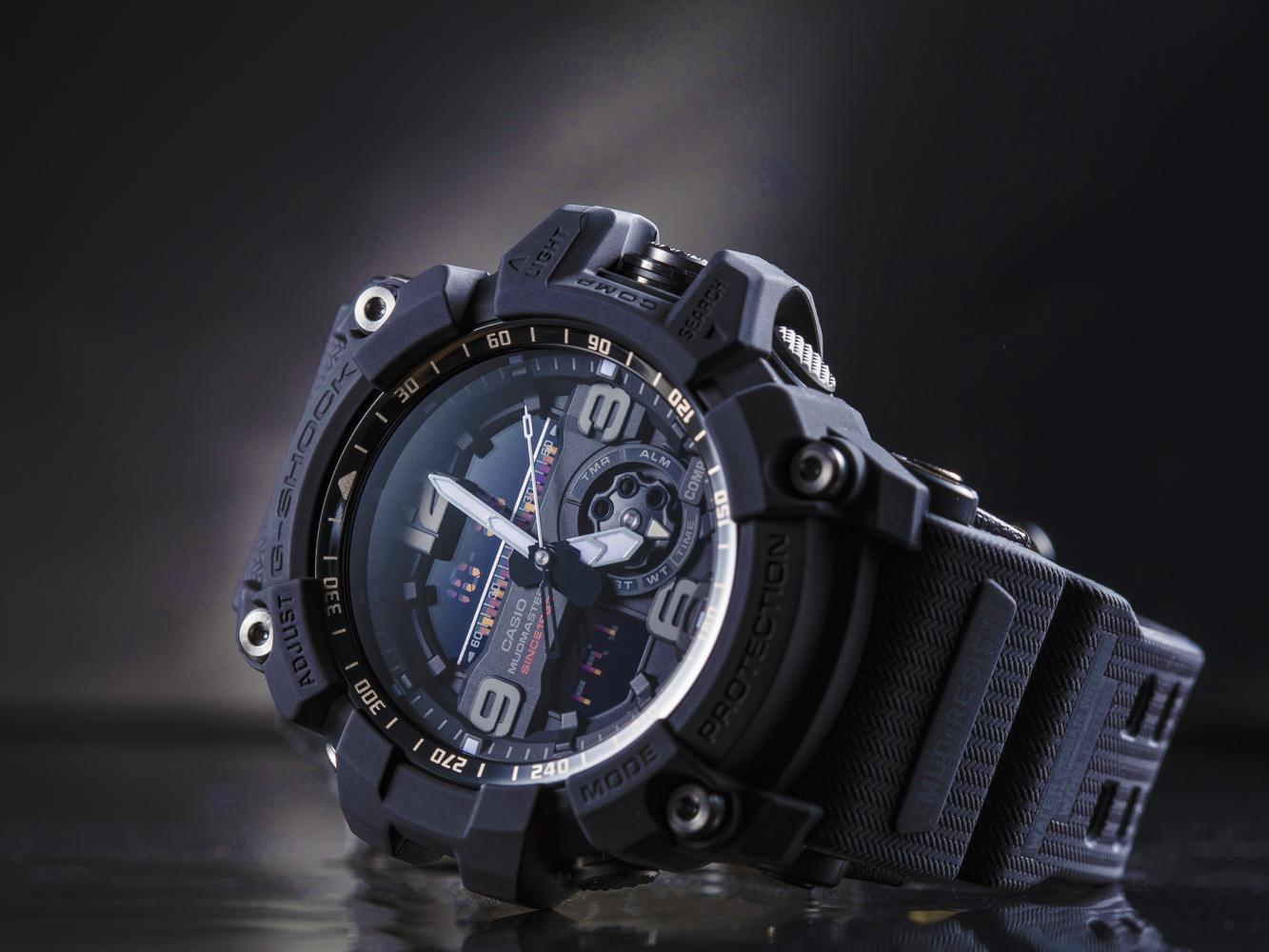 《「BIG BANG BLACK」GG-1035A-1A》以防泥構造打造並搭載雙重感應器，不僅在塵土飛揚的沙漠或身陷泥濘的大雨中能順利操作各項功能，更精準掌握方位與溫度指標，提升探險家在嚴峻環境下資訊讀取的準確與便利性。 功能：多功能時間顯示；方位與溫度顯示；防泥設計/機芯：石英機芯/建議售價：NT$11,500