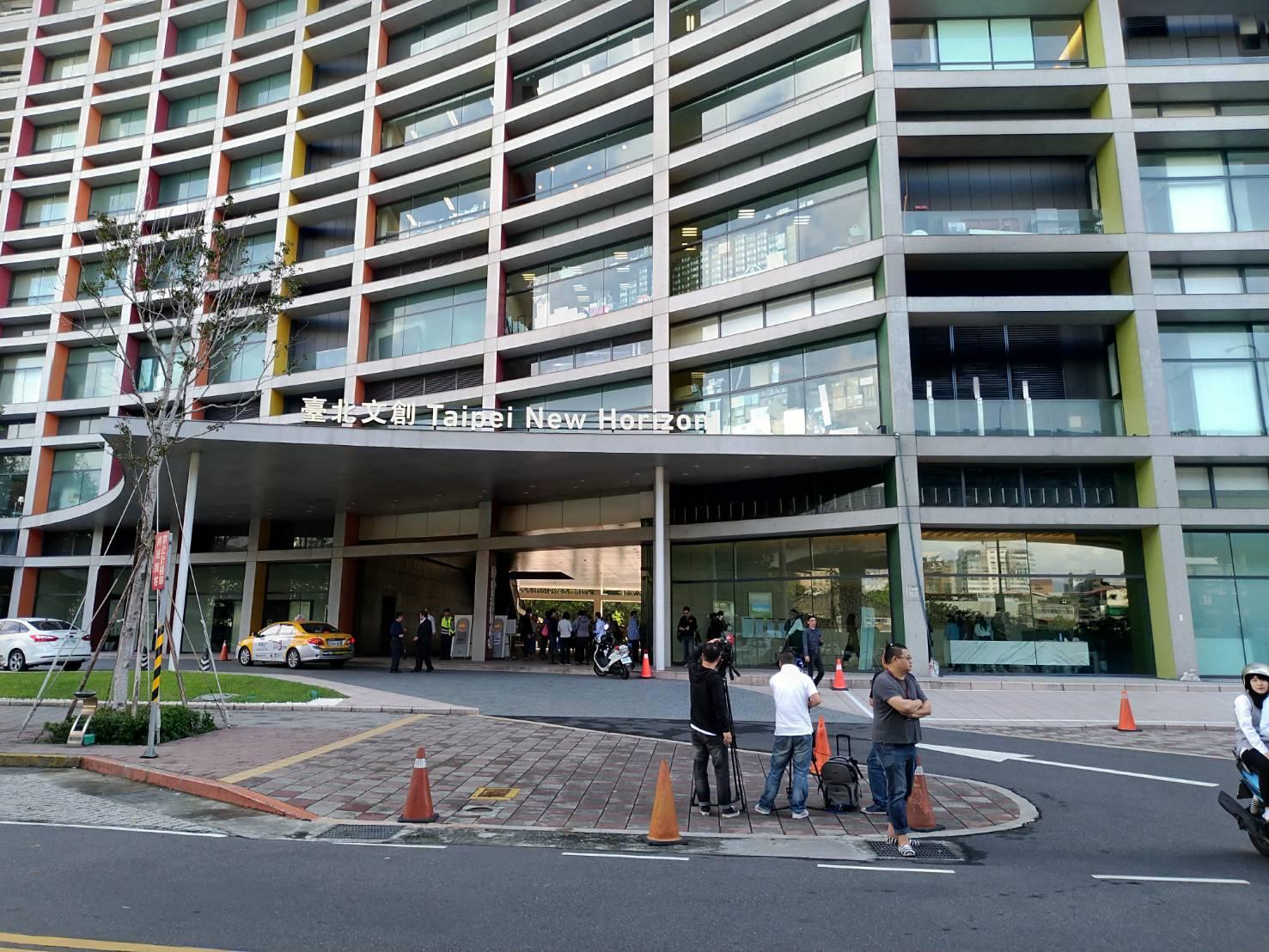 三張所所長林宇鴻指出，由於大樓監視器並不是很充足，案情目前尚待釐清。
