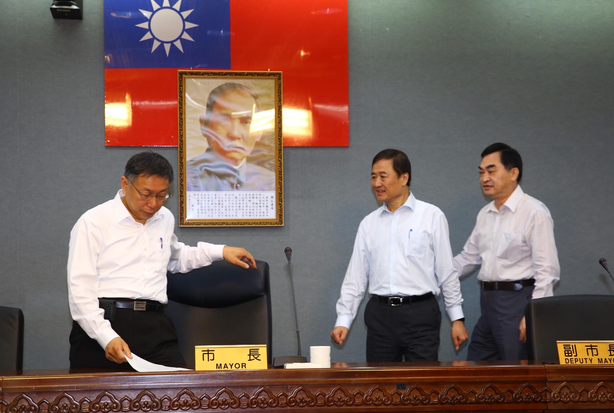 柯文哲（左）今率領副市長鄧家基（右）、陳景峻（中）及都發局長林洲民、法務局長袁秀慧召開記者會。