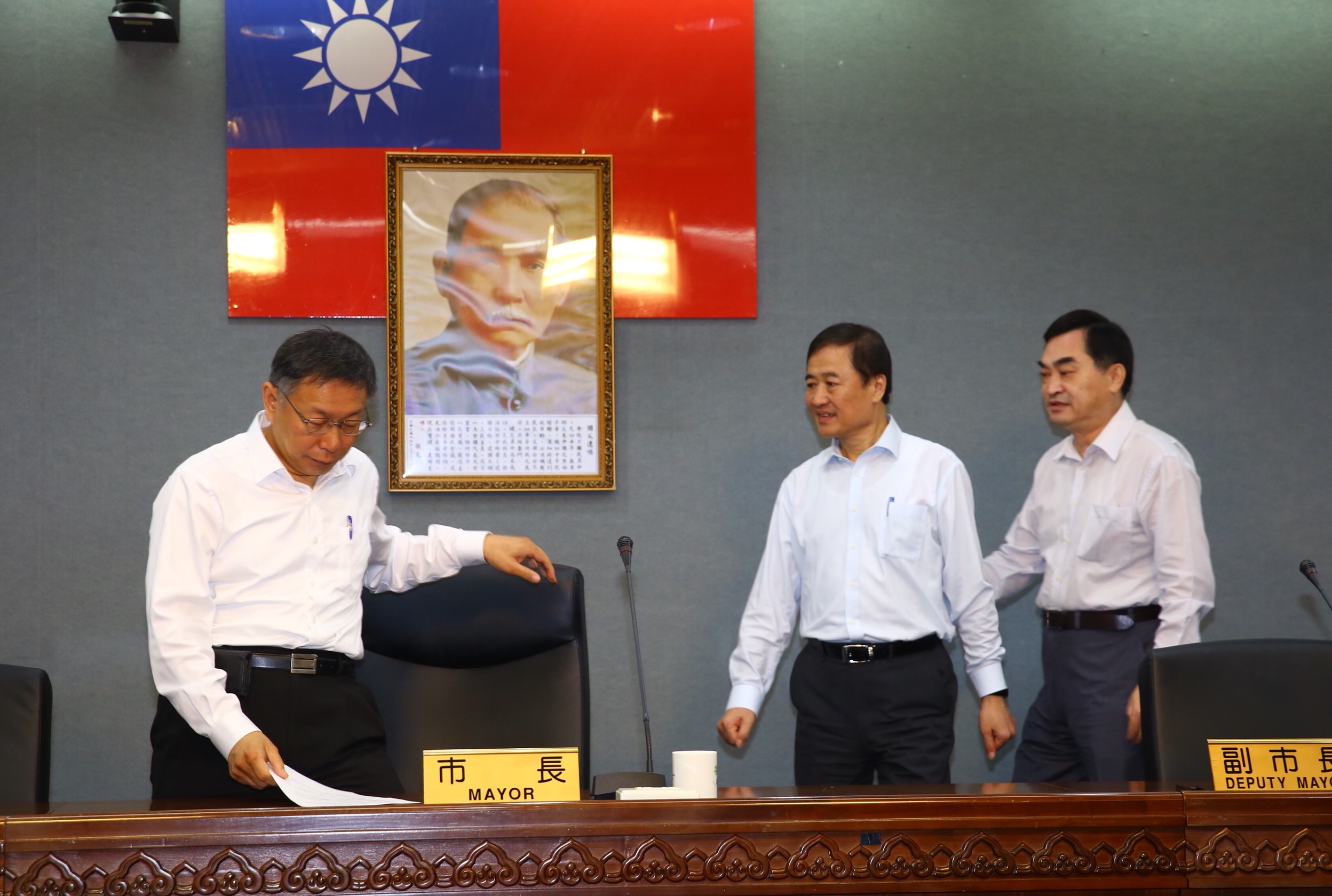 柯文哲（左）今率領副市長鄧家基（右）、陳景峻（中）及都發局長林洲民、法務局長袁秀慧召開記者會。