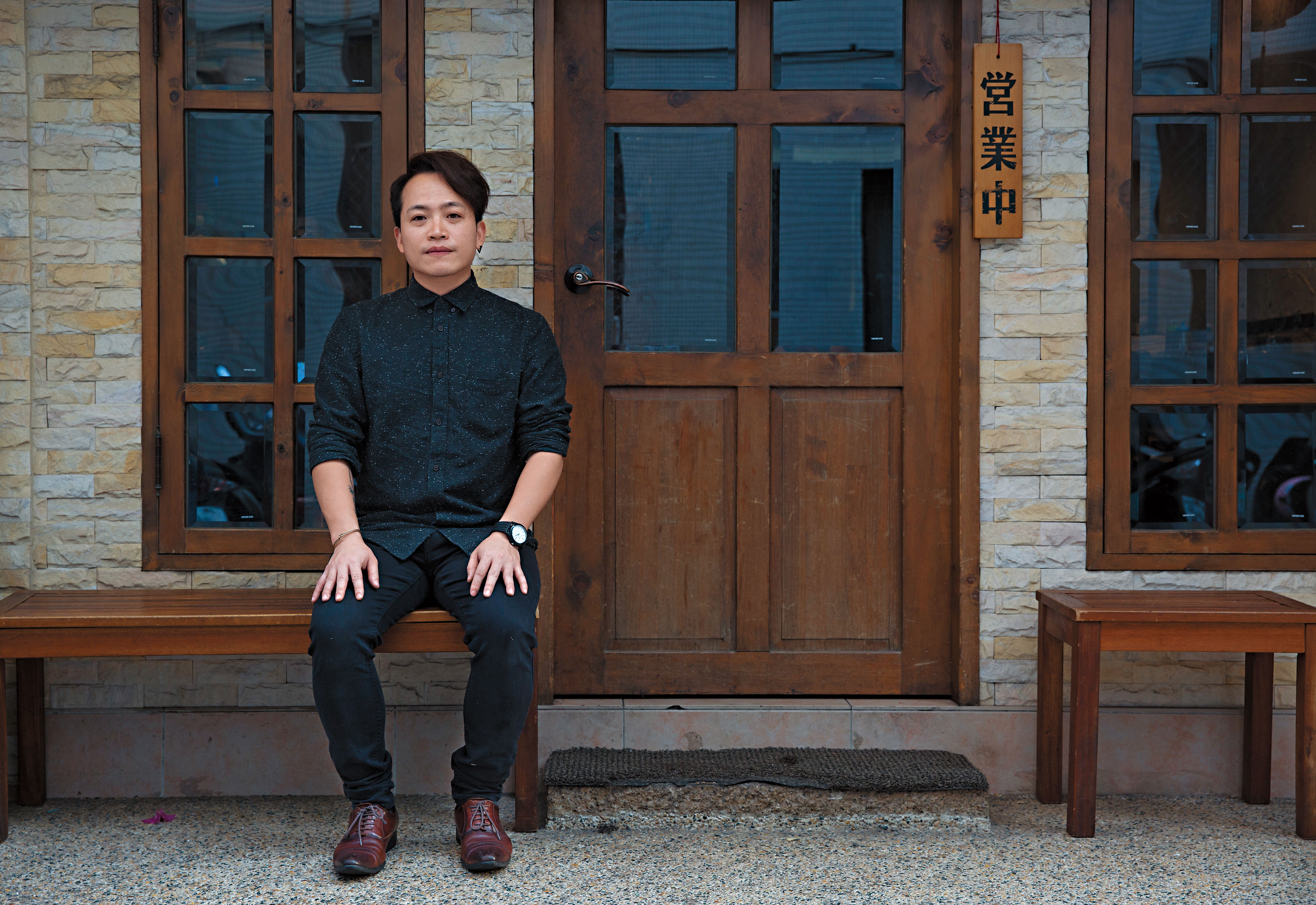 被網友稱「暖心老闆」的游子軒回憶,會開壽喜燒店,只因想保留「把拔」,即師父中村一志的味道及精神。