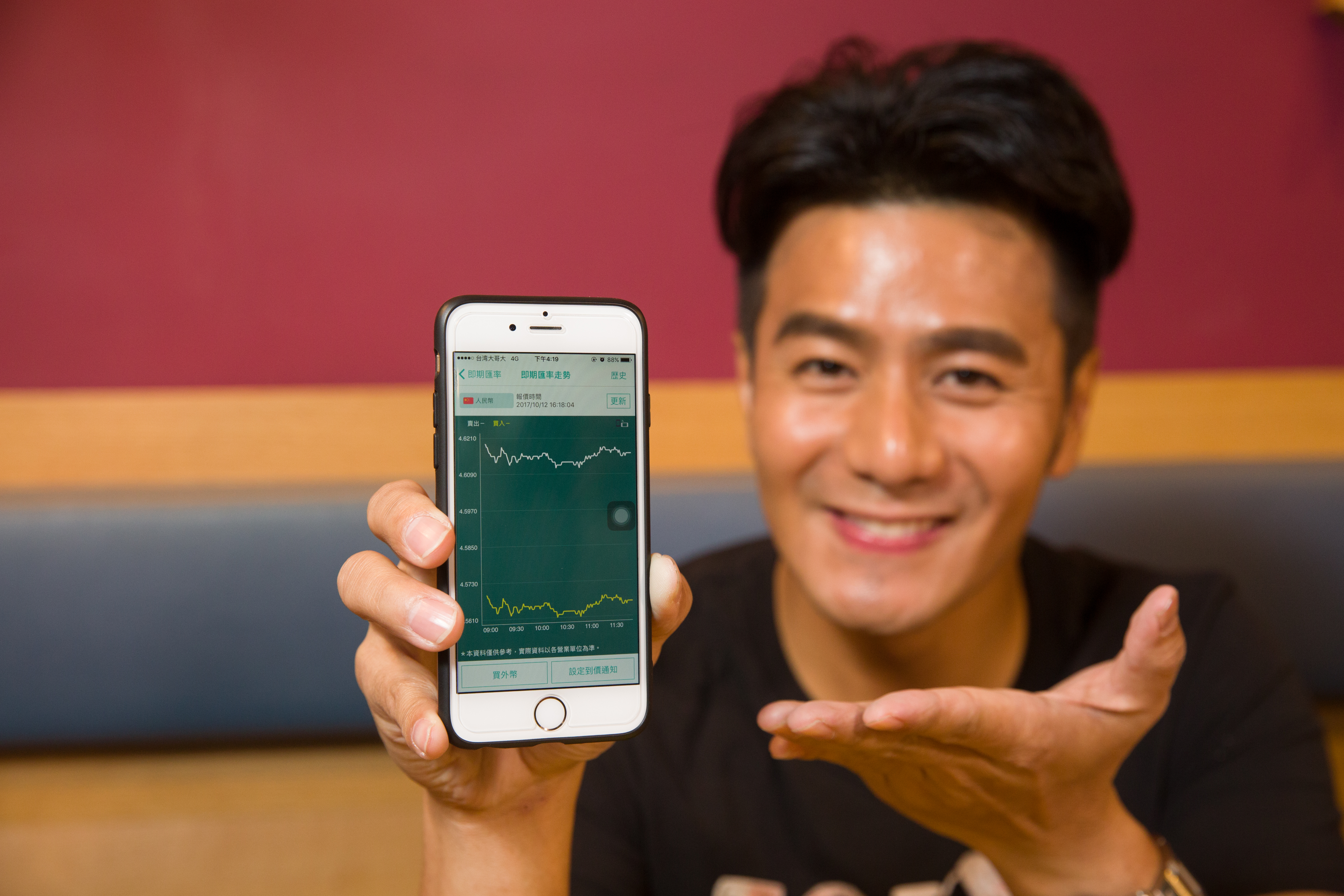 2年前郭彥均開始接觸人民幣定存，他不時會點開手機關心人民幣匯率走勢。