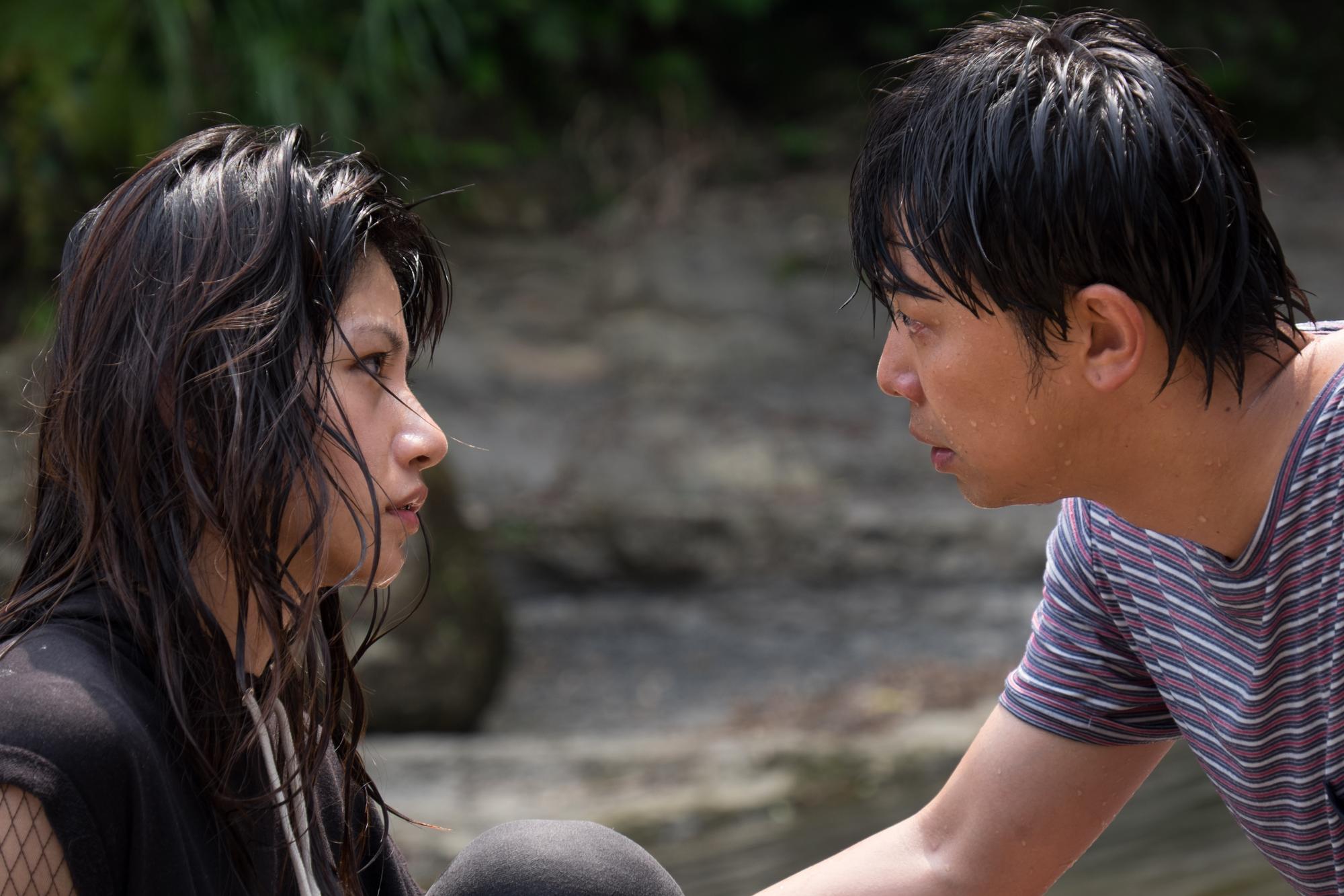 黃鴻升看到李千娜溺水跳下去救她,卻因這時空他飾演同性戀,動作太man被要求重來一次。(瀚草影視提供)